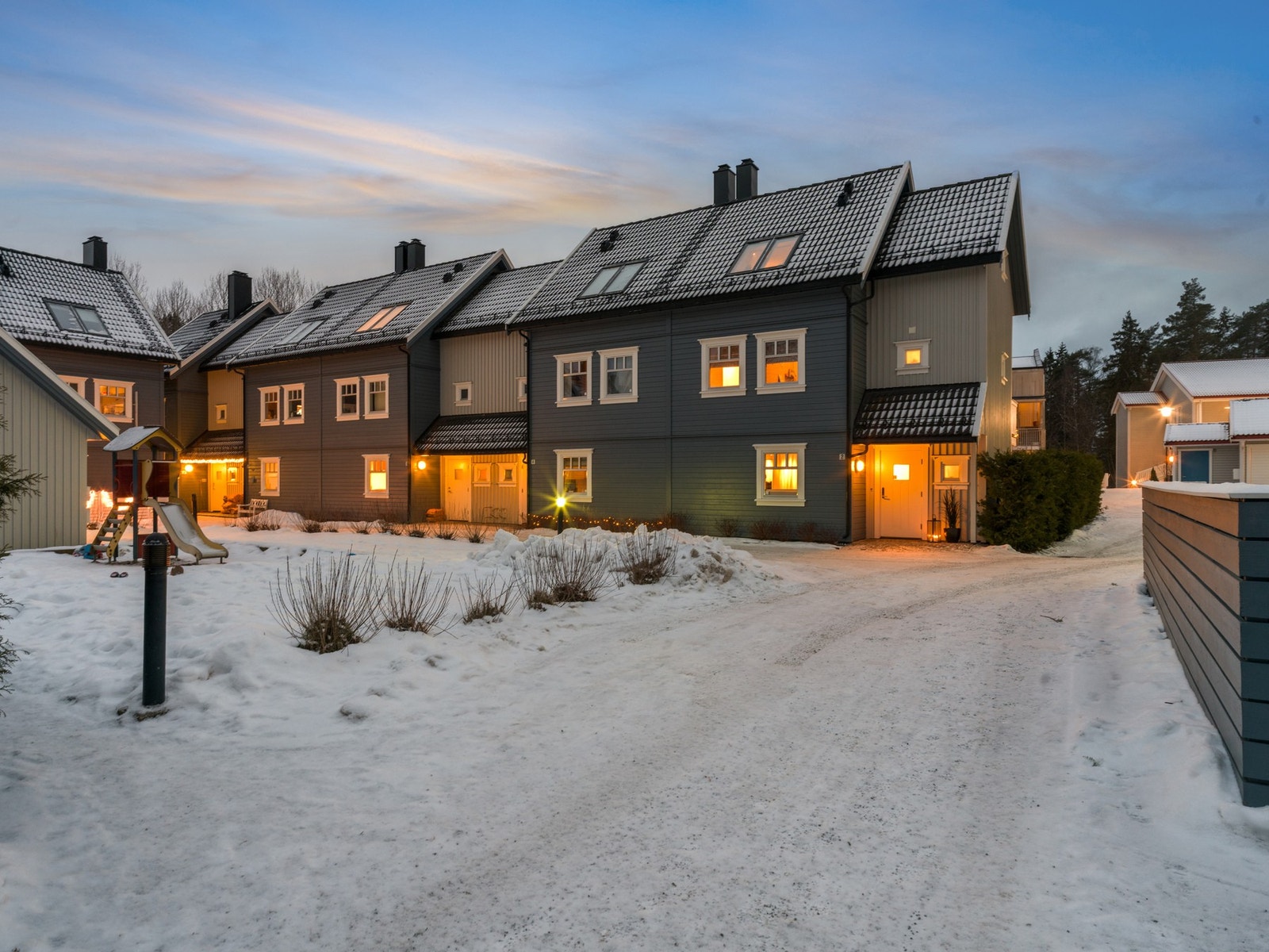 Kveldsstemning i Ljanselva borettslag. Galleribilde