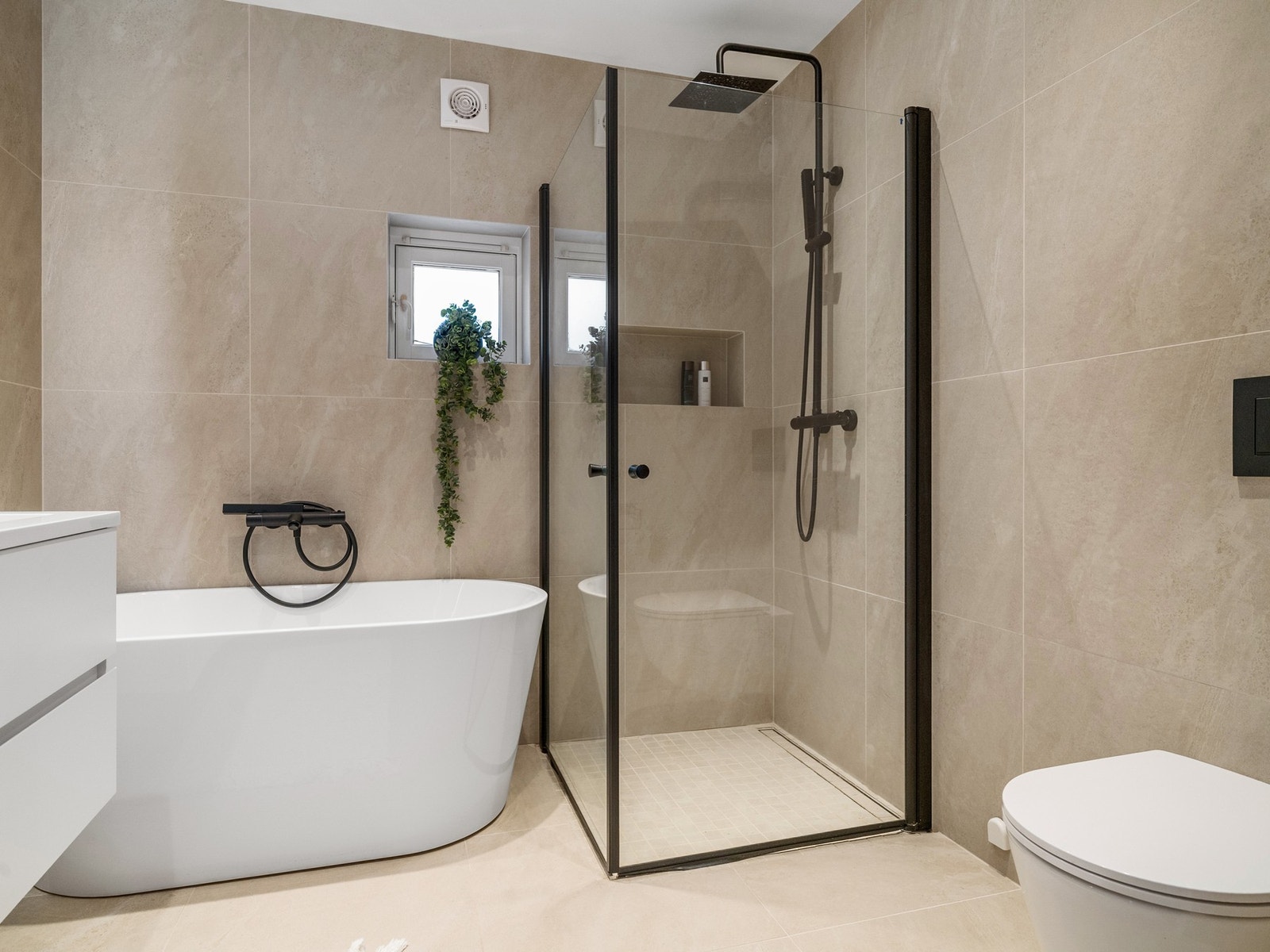 Badekar og 90x90 dusj med praktisk dusjnisje. Galleribilde