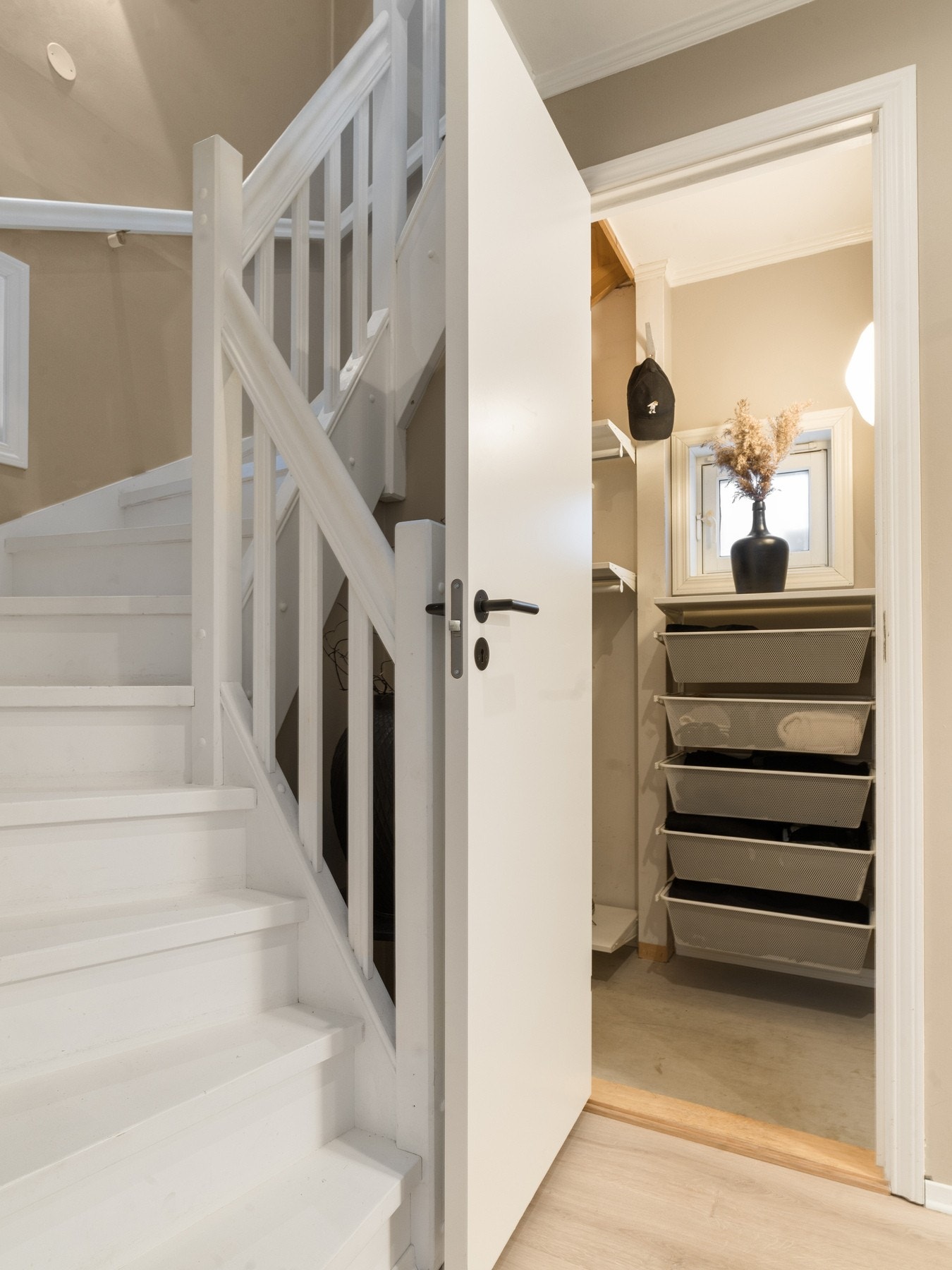 Smart utnyttelse av plassen under trapp. Galleribilde