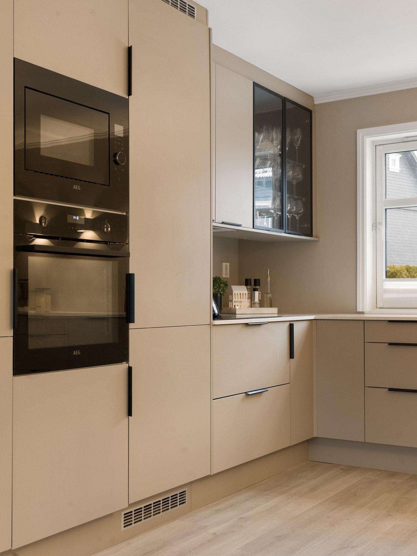 Integrert AEG oppvaskmaskin, stekeovn, mikrobølgeovn, induksjonstopp, kjøleskap og fryseskap. Galleribilde