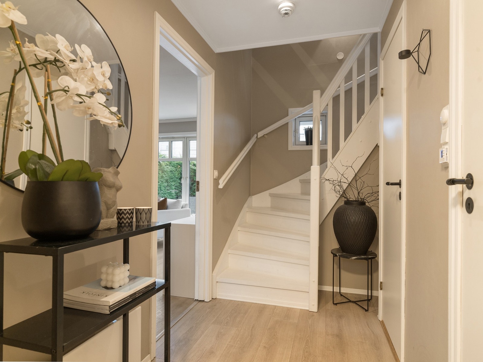 Gang. Døren nærmest er til bad/wc og den som ved trappen er til en praktisk innredet bod/garderobe. Galleribilde