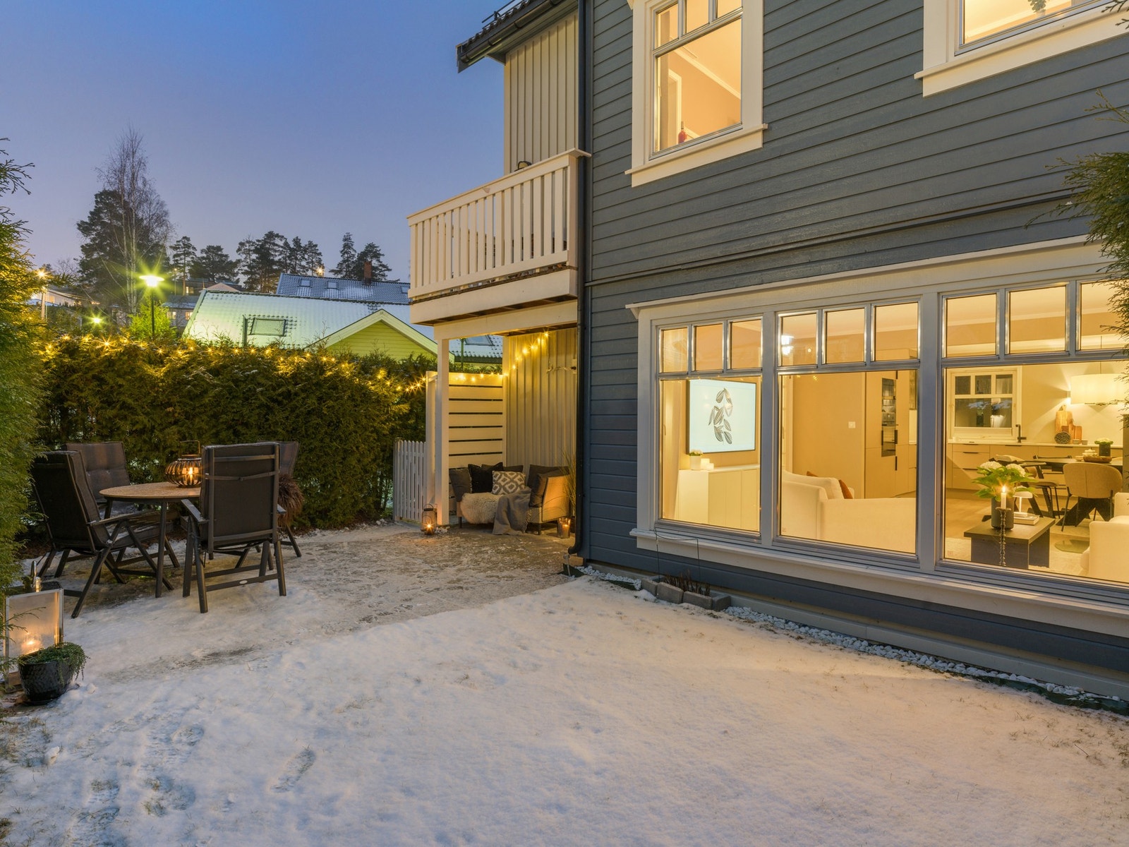 Enkel ankomst gjennom hekk og hageport. Galleribilde