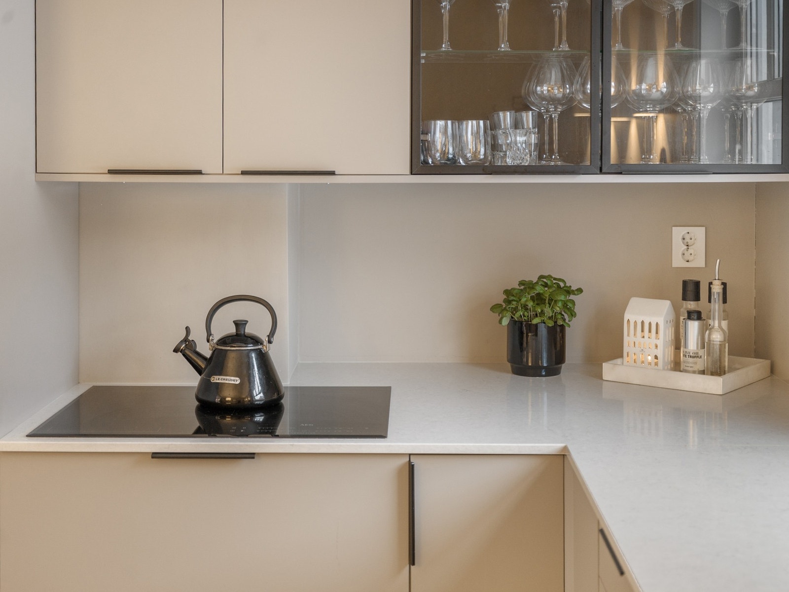 Kjøkkenventilator med mekanisk avtrekk
(skapvifte). Galleribilde