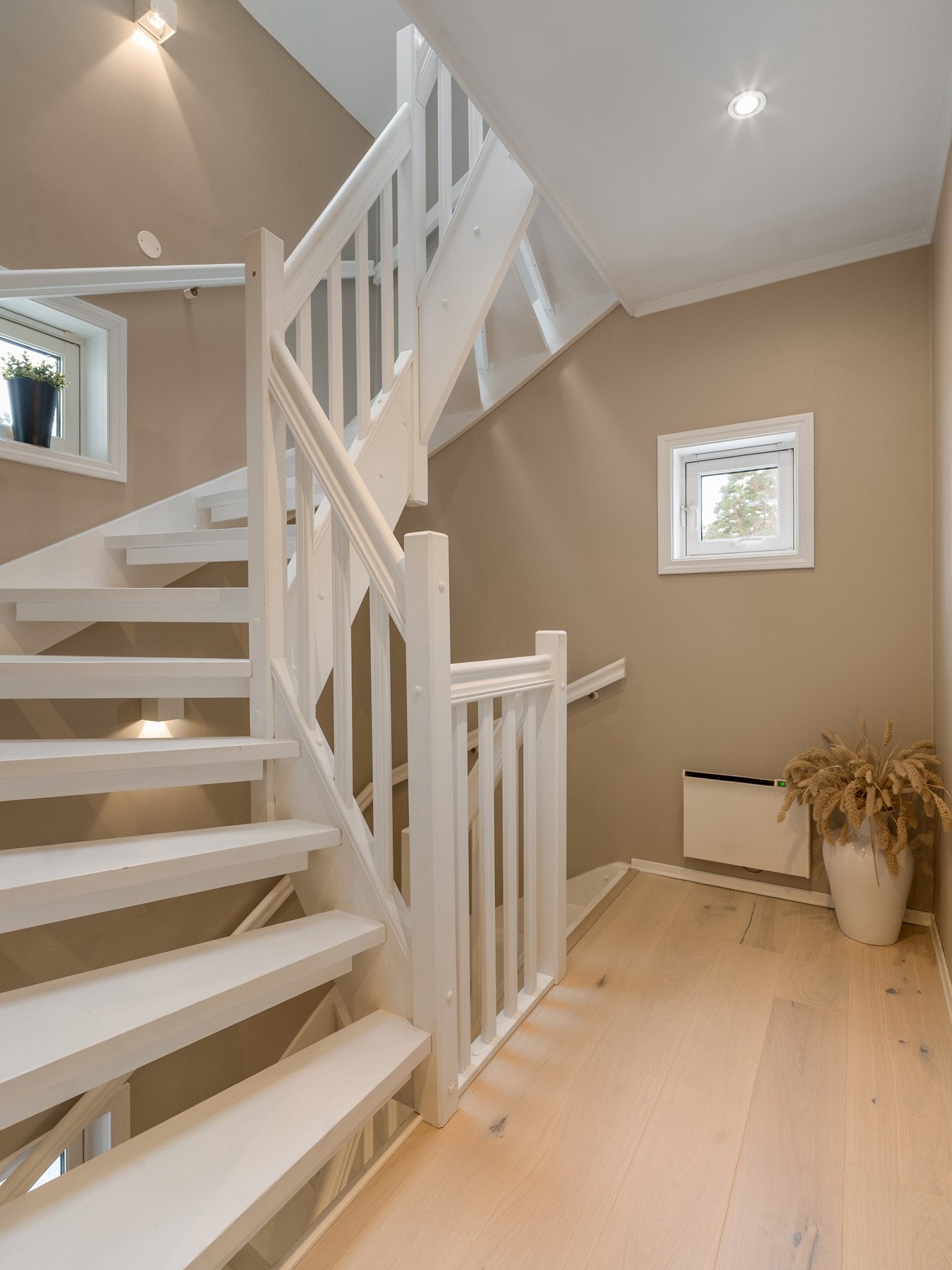 Trappegang 2. etasje. Etasjen inneholder 3 soverom og bad/wc. Galleribilde