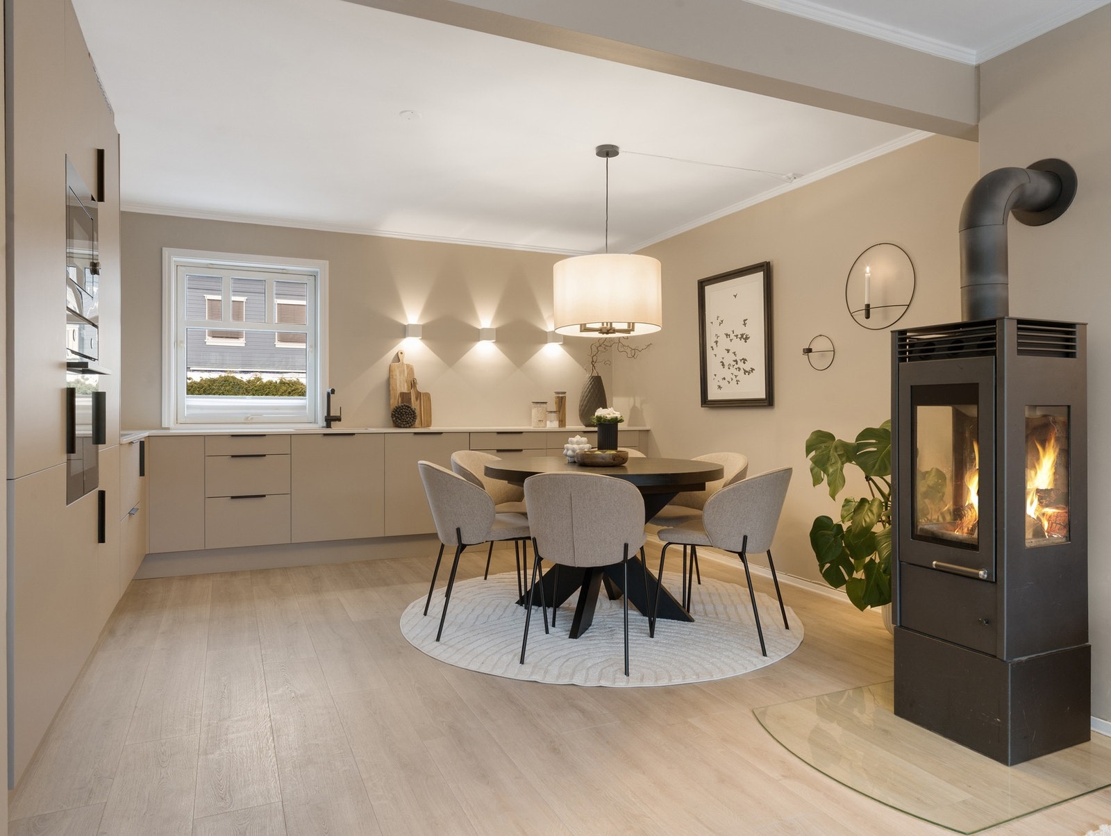 Nytt (2023) kjøkken fra HTH med integrerte hvitevarer og eksklusiv benkeplate i komposittstein. Galleribilde