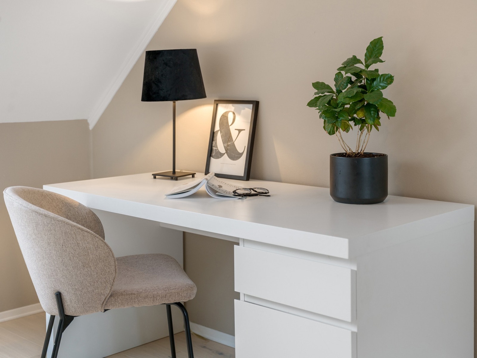 Loftstue. Galleribilde