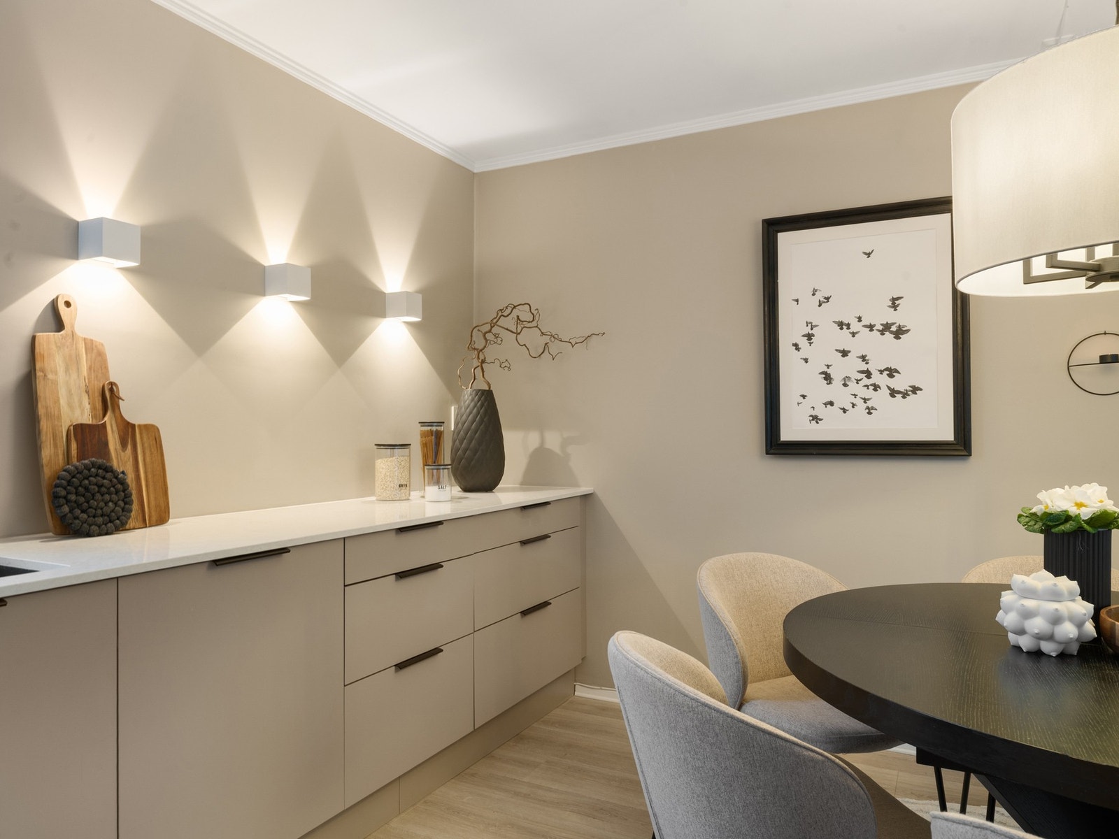 Stemningsfull belysning på vegg. Galleribilde