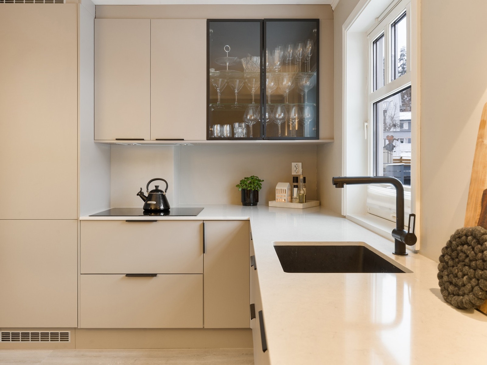 Underlimt oppvaskkum i
kompositt og sort ettgreps kjøkkenarmatur med uttrekk Galleribilde