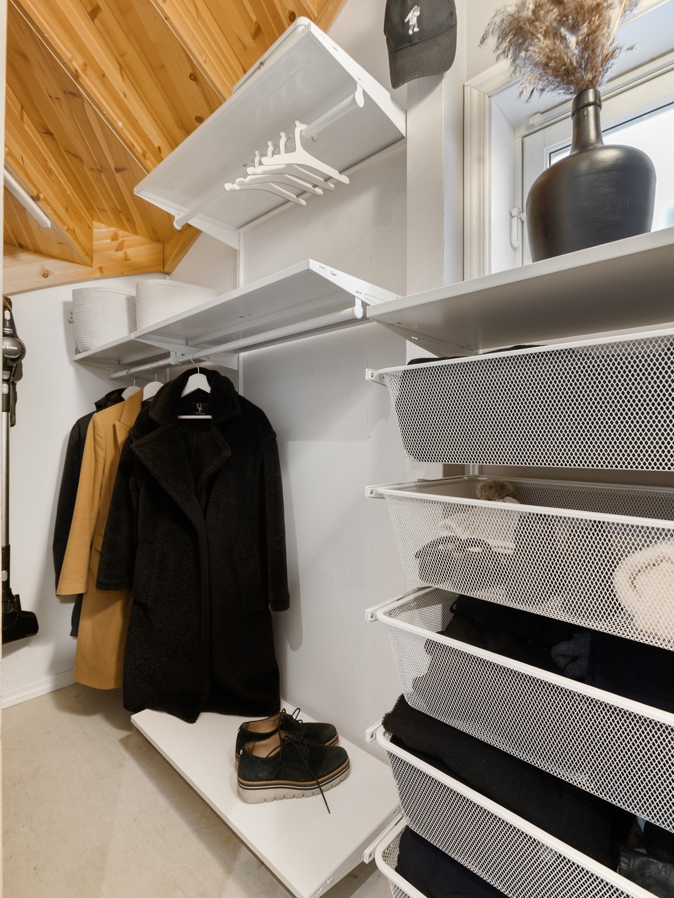 Praktisk innredet bod/garderobe. Galleribilde