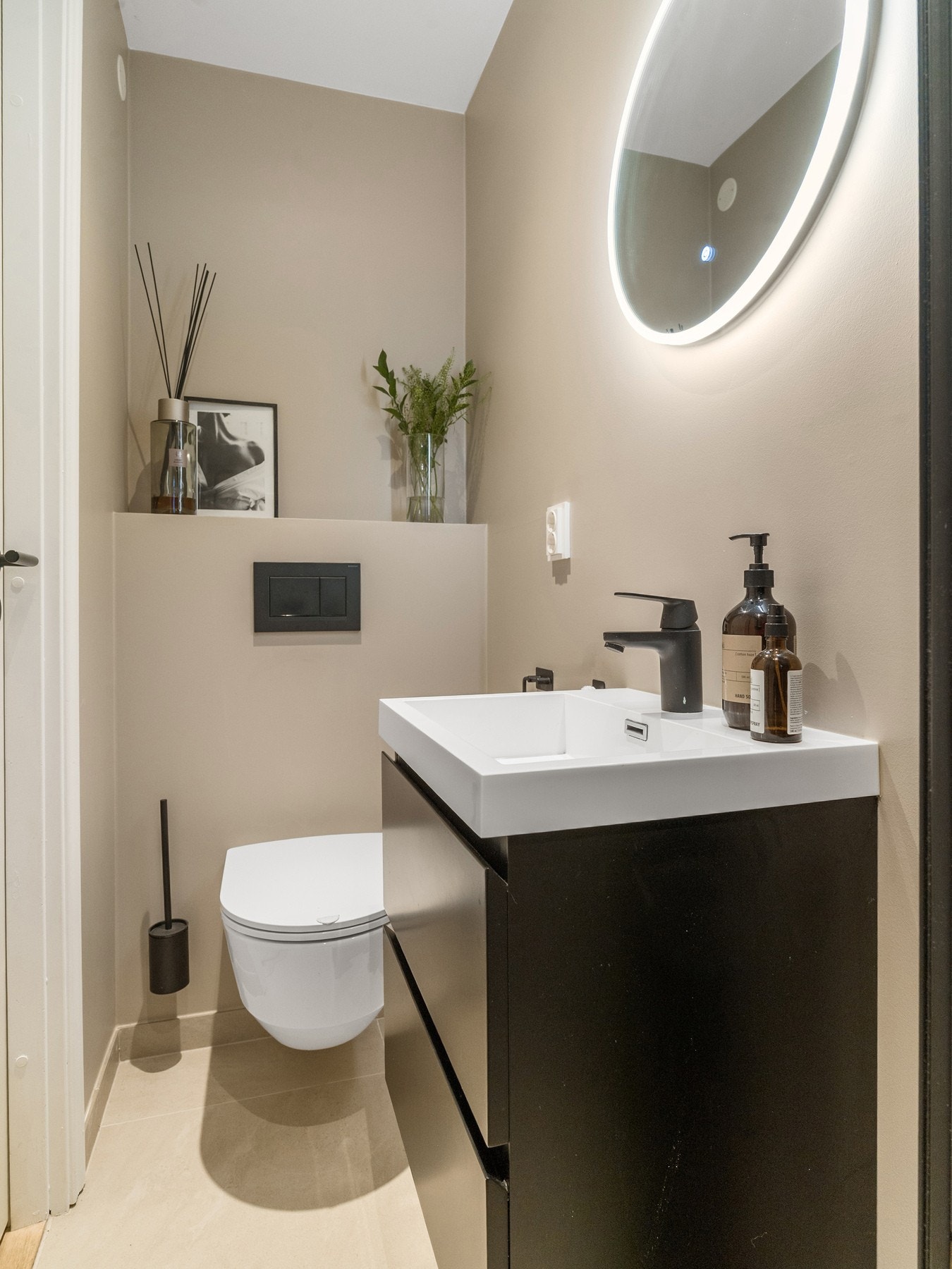 Badet i 1. etasje inneholder toalett, vask og dusj. Galleribilde