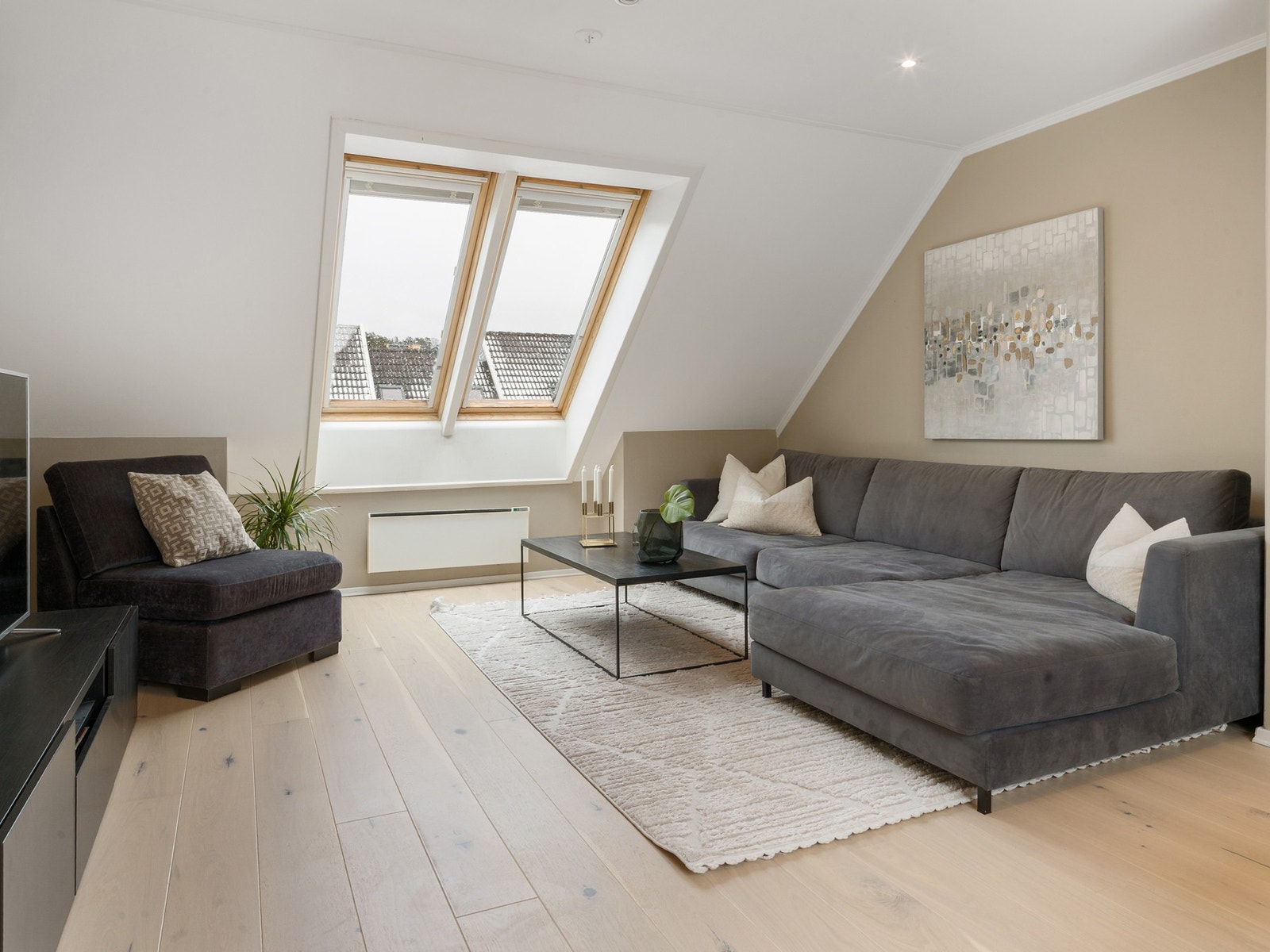 Loftstue som i dag benyttes som TV-stue, soverom og kontor. Galleribilde