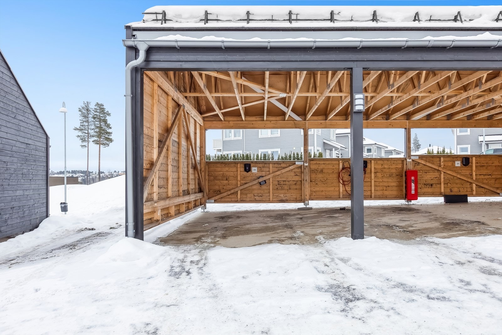 Det medfølger parkeringsplass i felles carportanlegg, med installert elbillader. Galleribilde