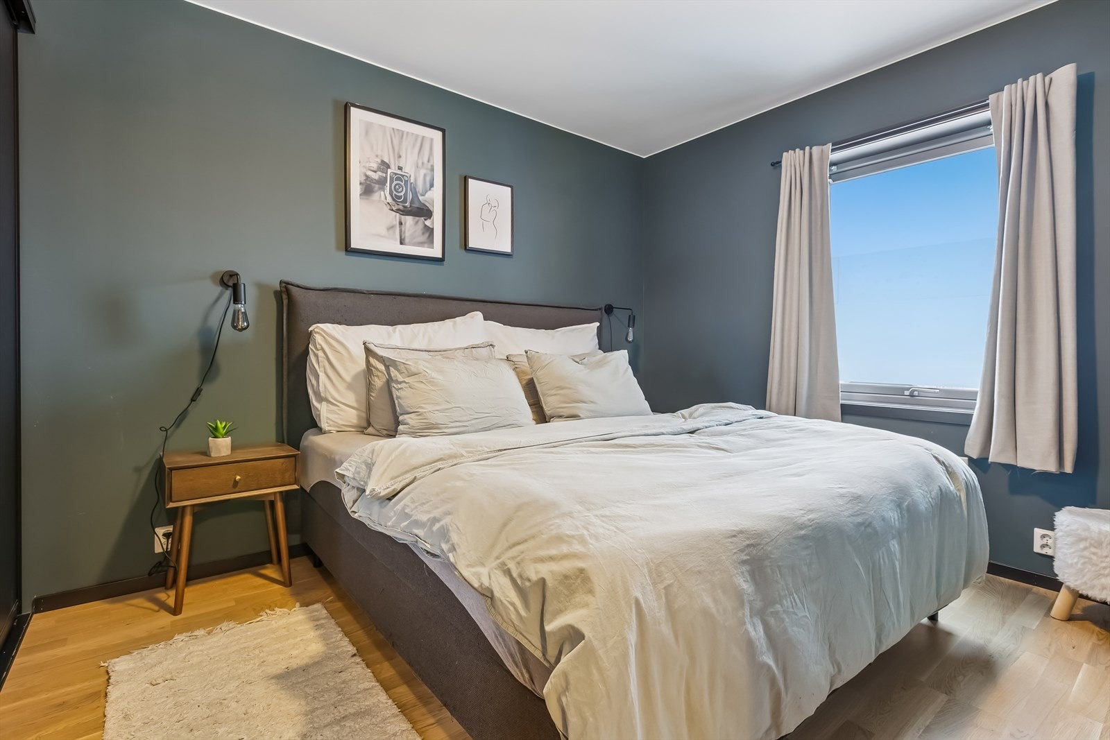 Hovedsoverommet er romslig og har god plass til dobbeltseng og nattbord. Galleribilde