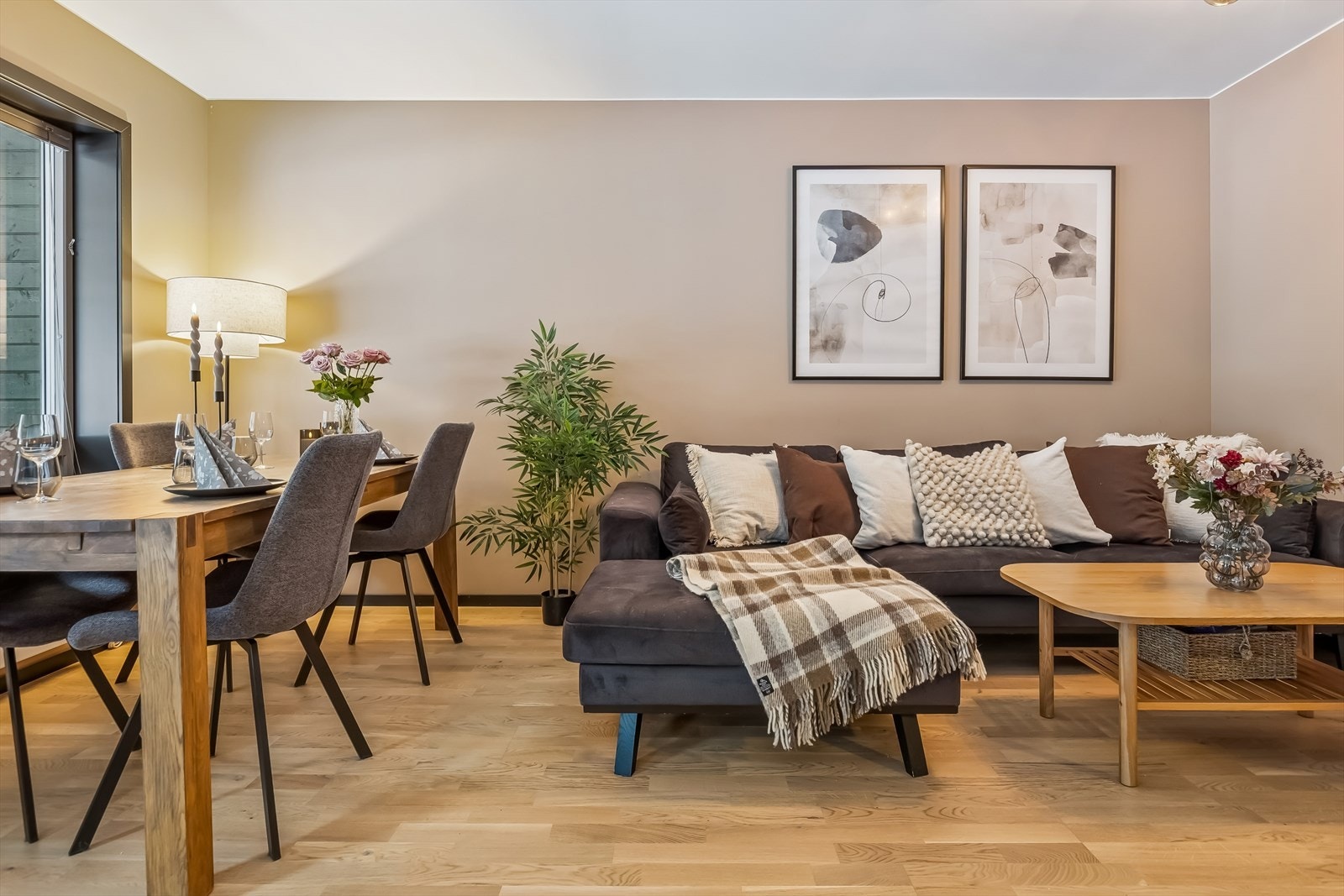 Store vindusflater bidrar til en lys og innbydende atmosfære i stuen. Galleribilde