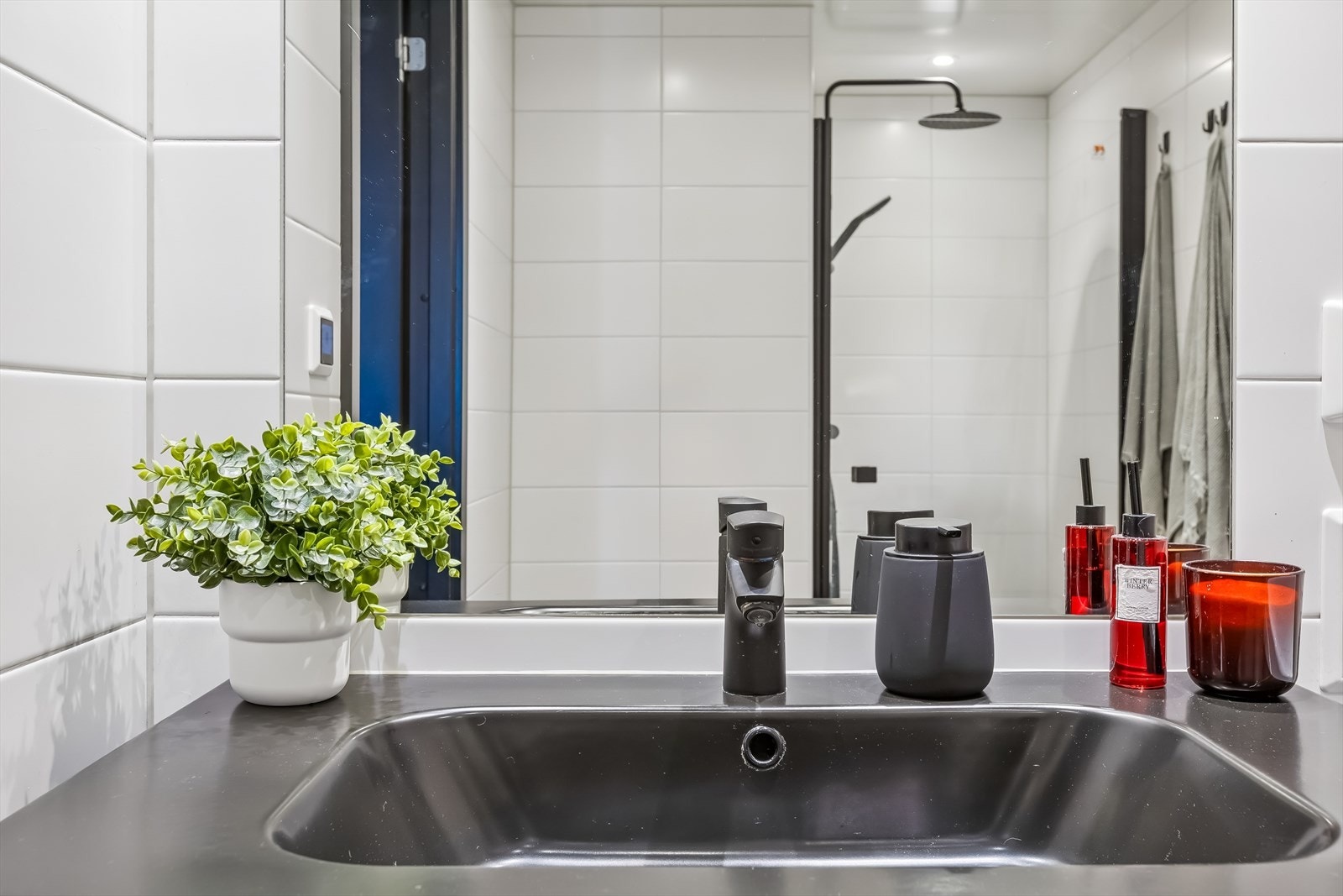 Badet er helfliset med en moderne og gjennomført stil. Galleribilde