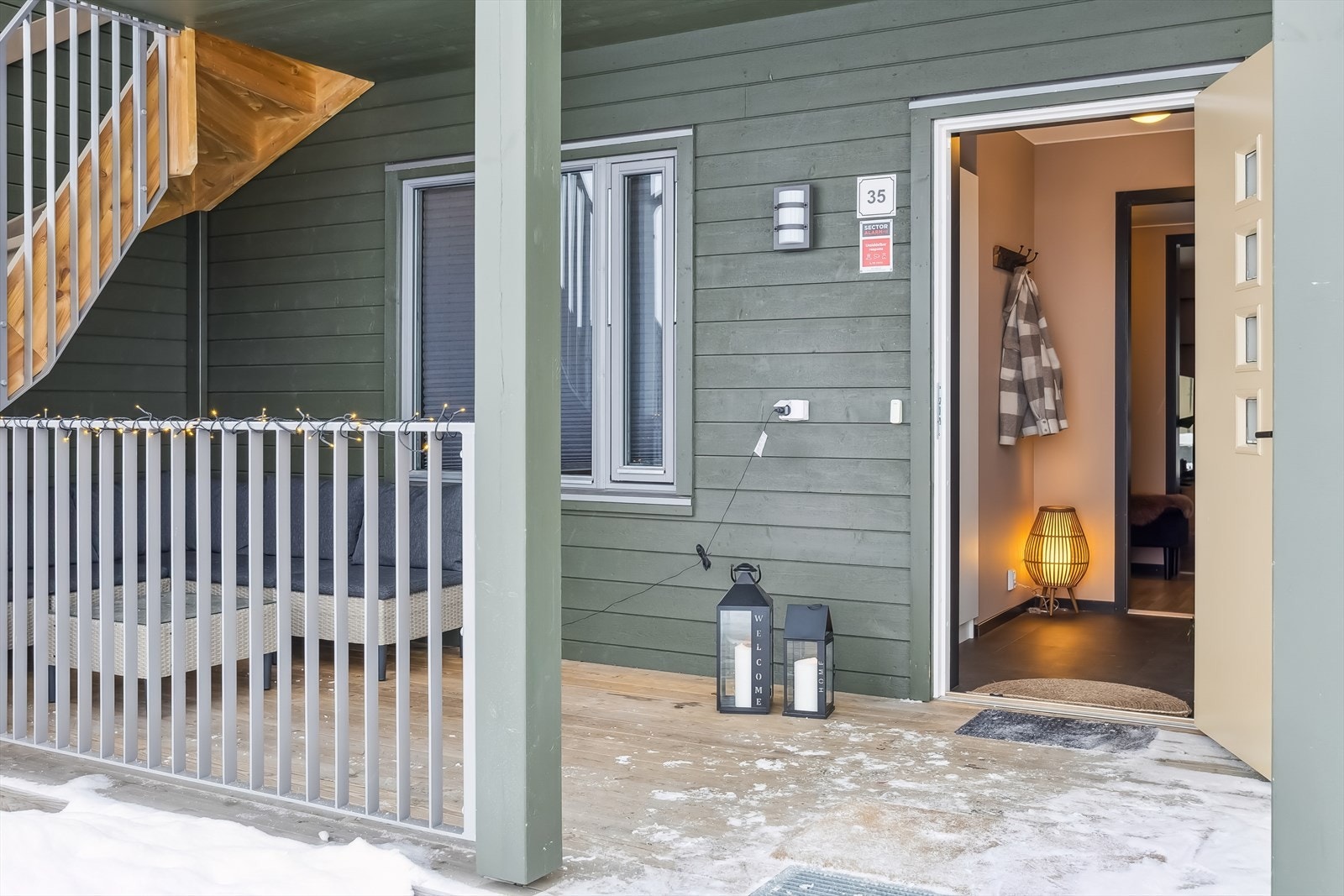 Inngangspartiet er praktisk og skjermet fra vær og vind. Galleribilde