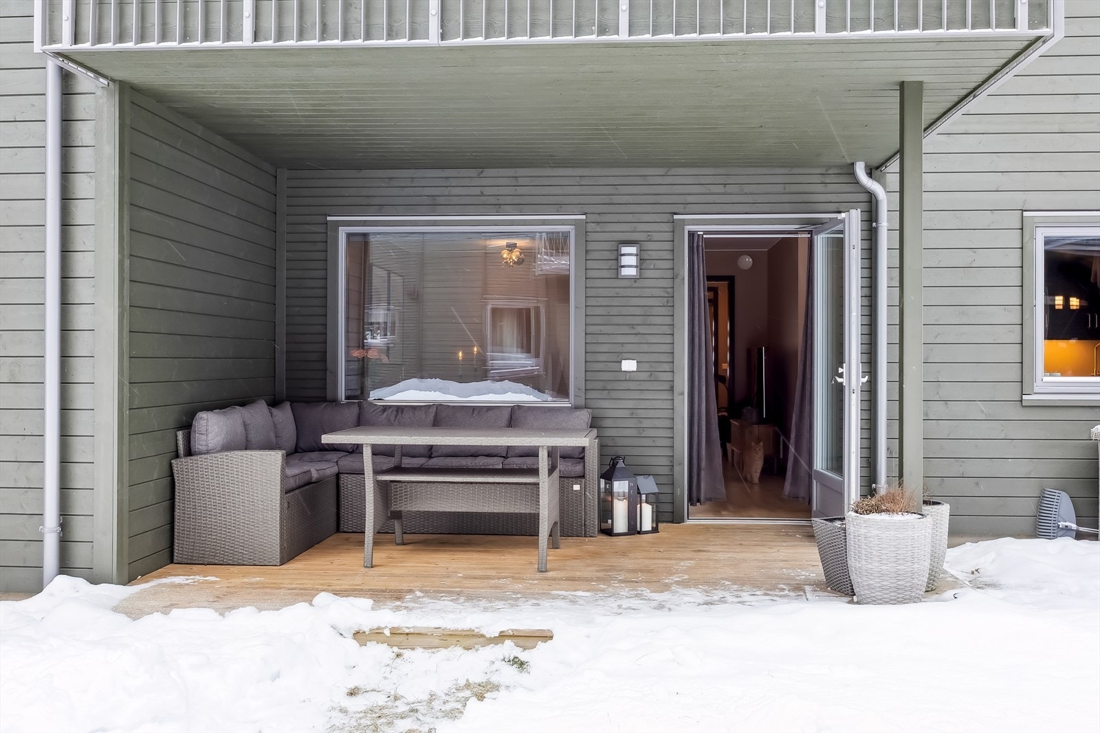 Fra stuen er det direkte utgang til en lun terrasse med gode solforhold. Galleribilde