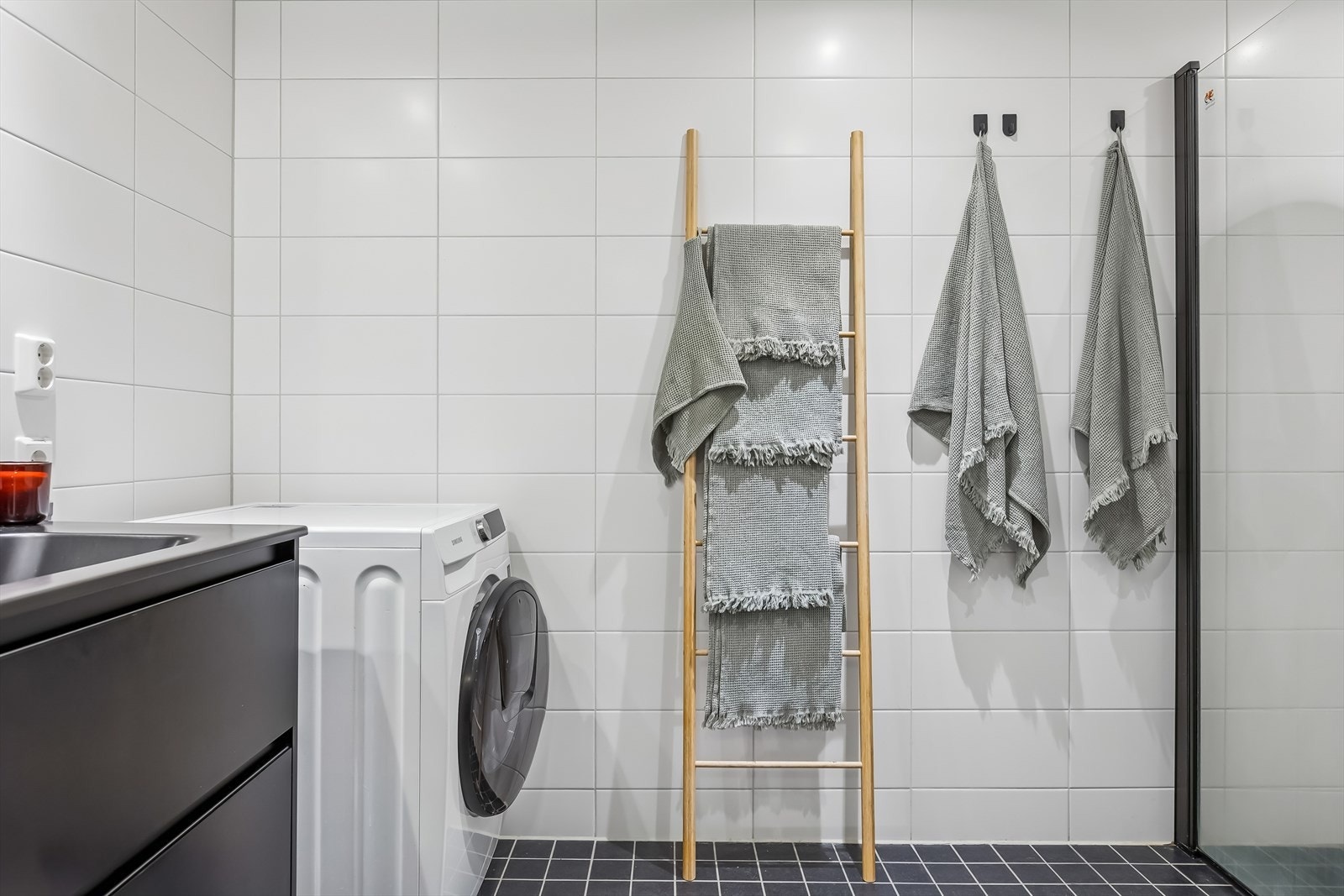 Det er praktisk opplegg for vaskemaskin og tørketrommel på badet. Galleribilde