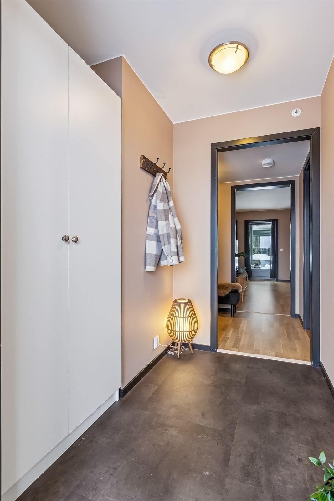 Fra entreen er det tilgang til et teknisk rom som gir ekstra lagringsplass. Galleribilde