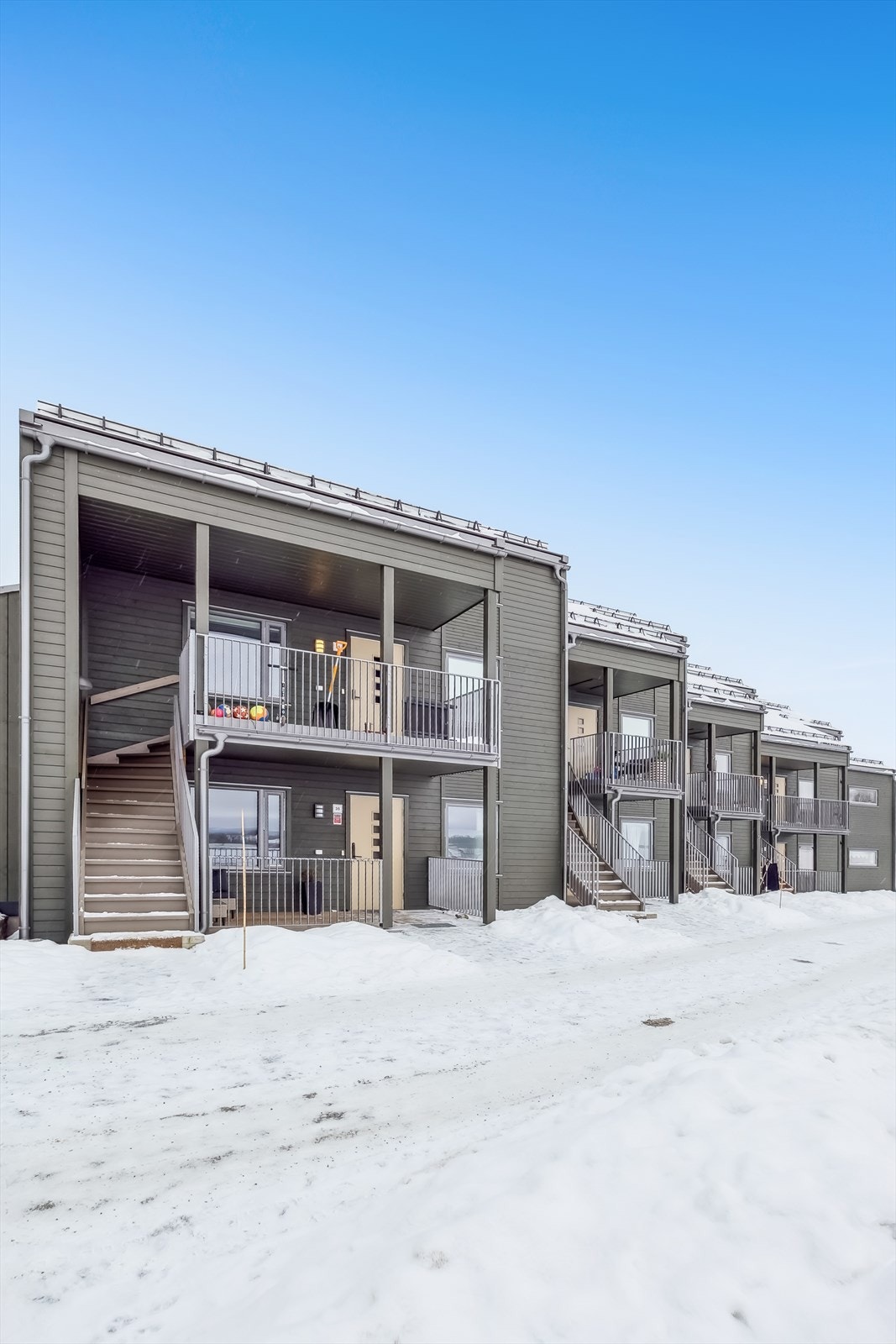 Eiendommen ligger i et naturnært og barnevennlig boligområde på Neskollen. Galleribilde