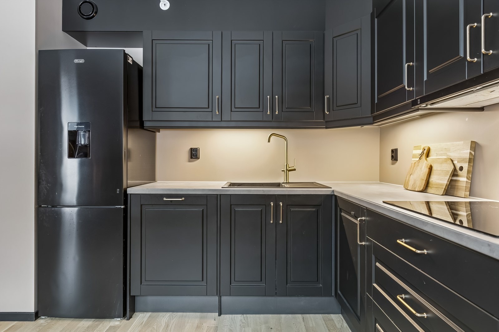 Rikelig med både skap- og benkeplass gjør kjøkkenet funksjonelt og lett å jobbe på. Galleribilde