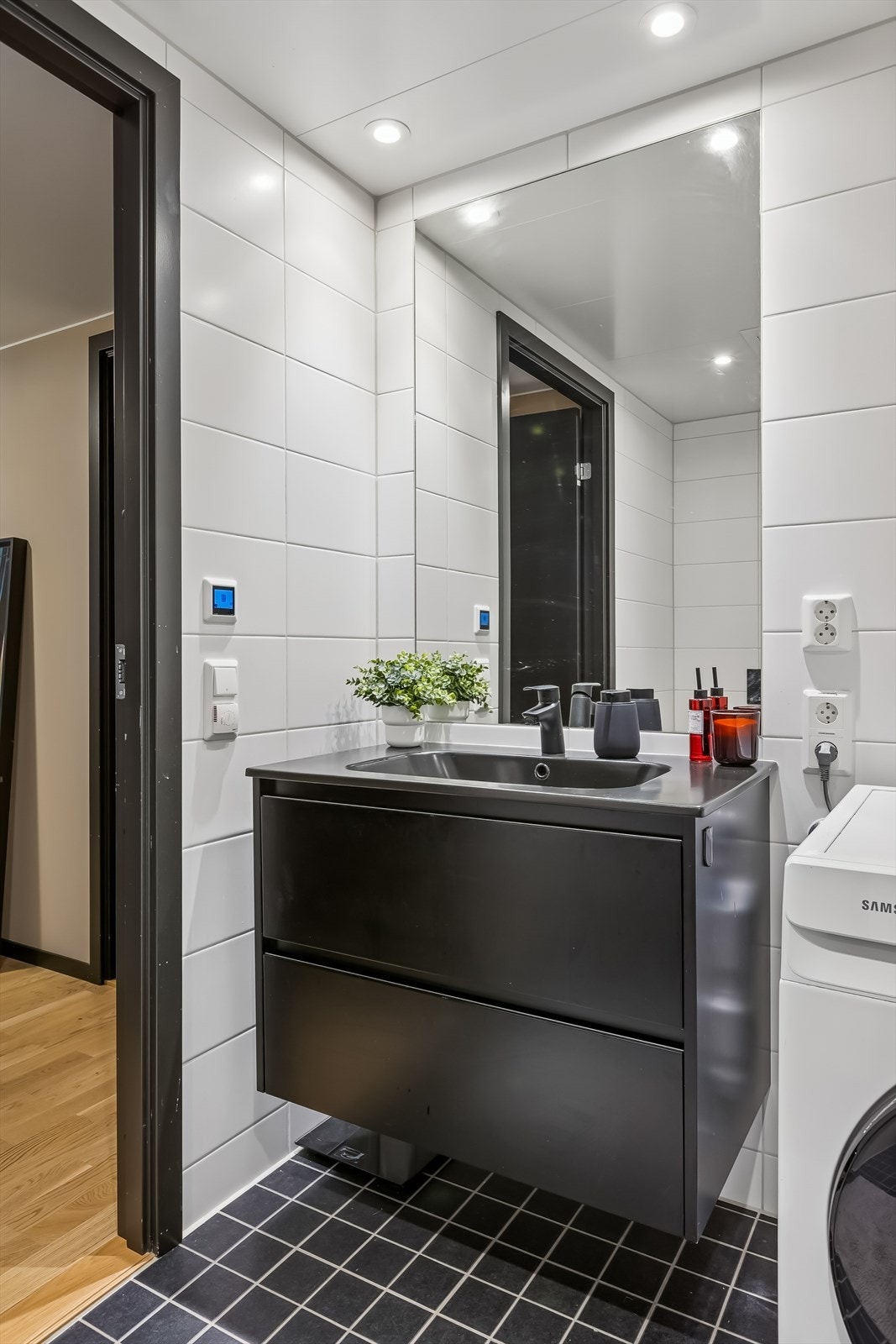 Baderomsinnredning med servant og skuffer, samt speil med belysning. Galleribilde