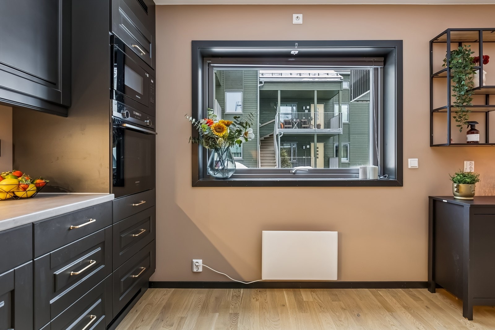 Kjøkkenvinduet gir godt med arbeidslys og utsyn over fellesområdene. Galleribilde