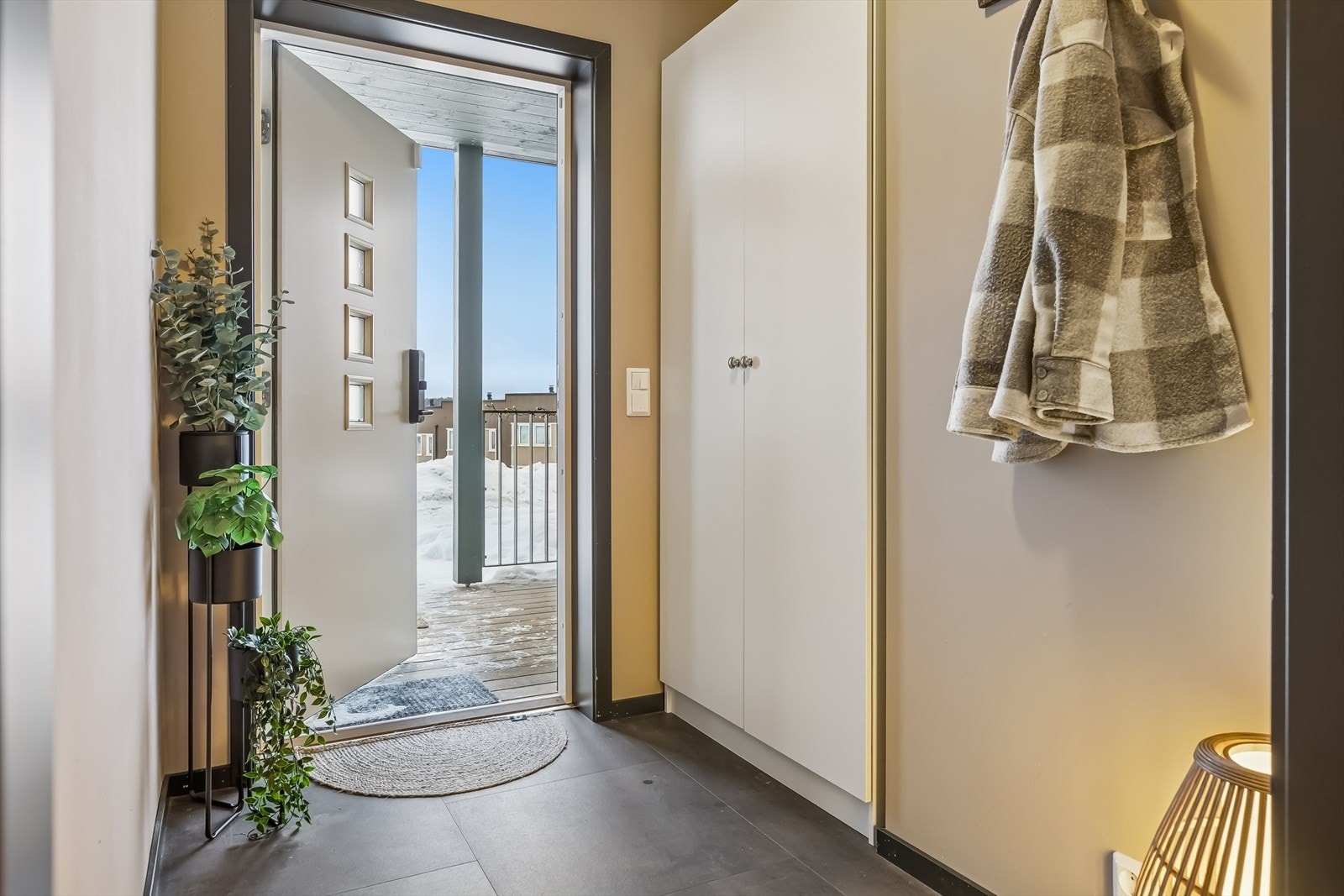 En pen entré ønsker velkommen inn, med praktisk garderobeskap for oppbevaring. Galleribilde