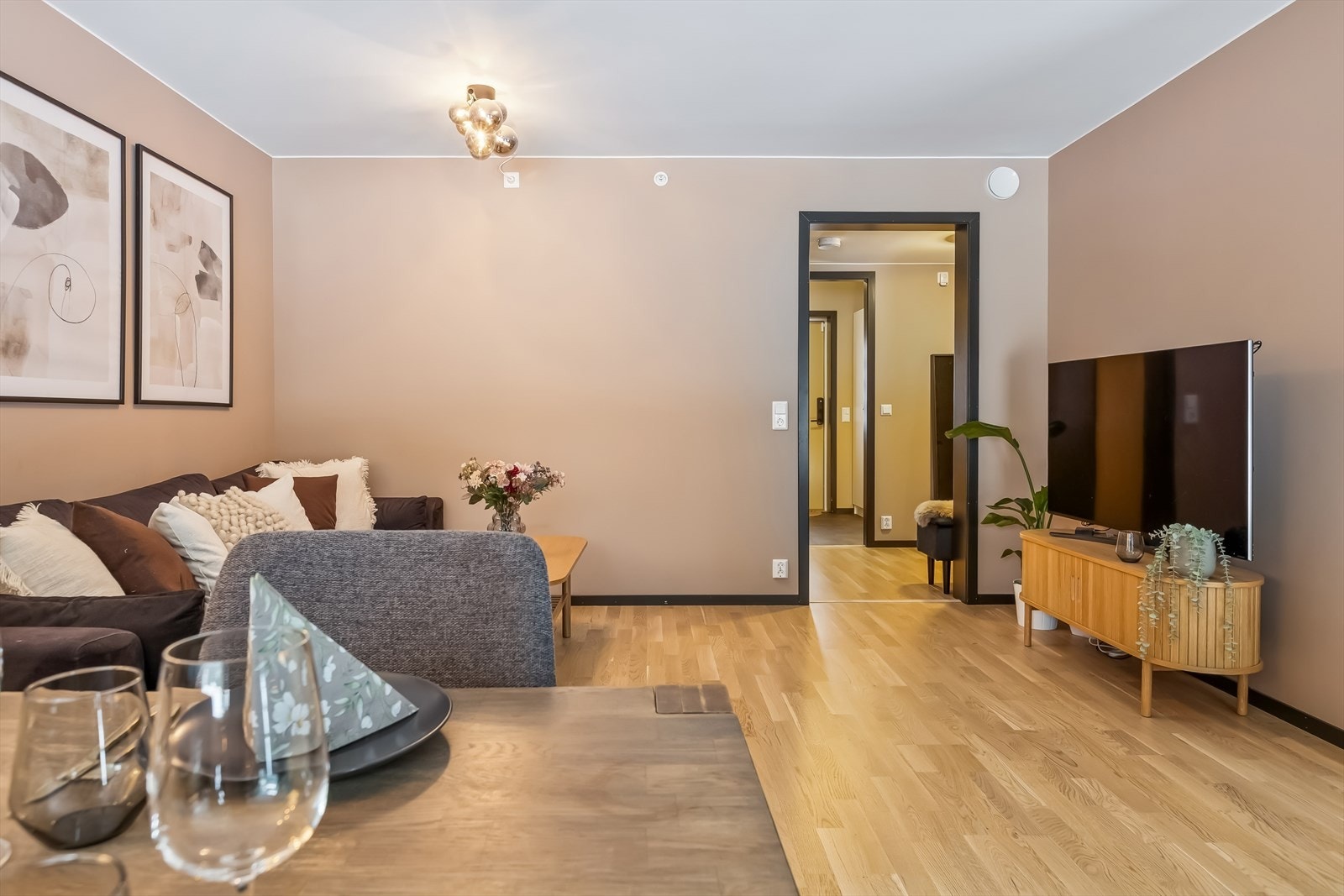 Det åpne rommet gir fleksibilitet for møblering av både sittegruppe og spisebord. Galleribilde