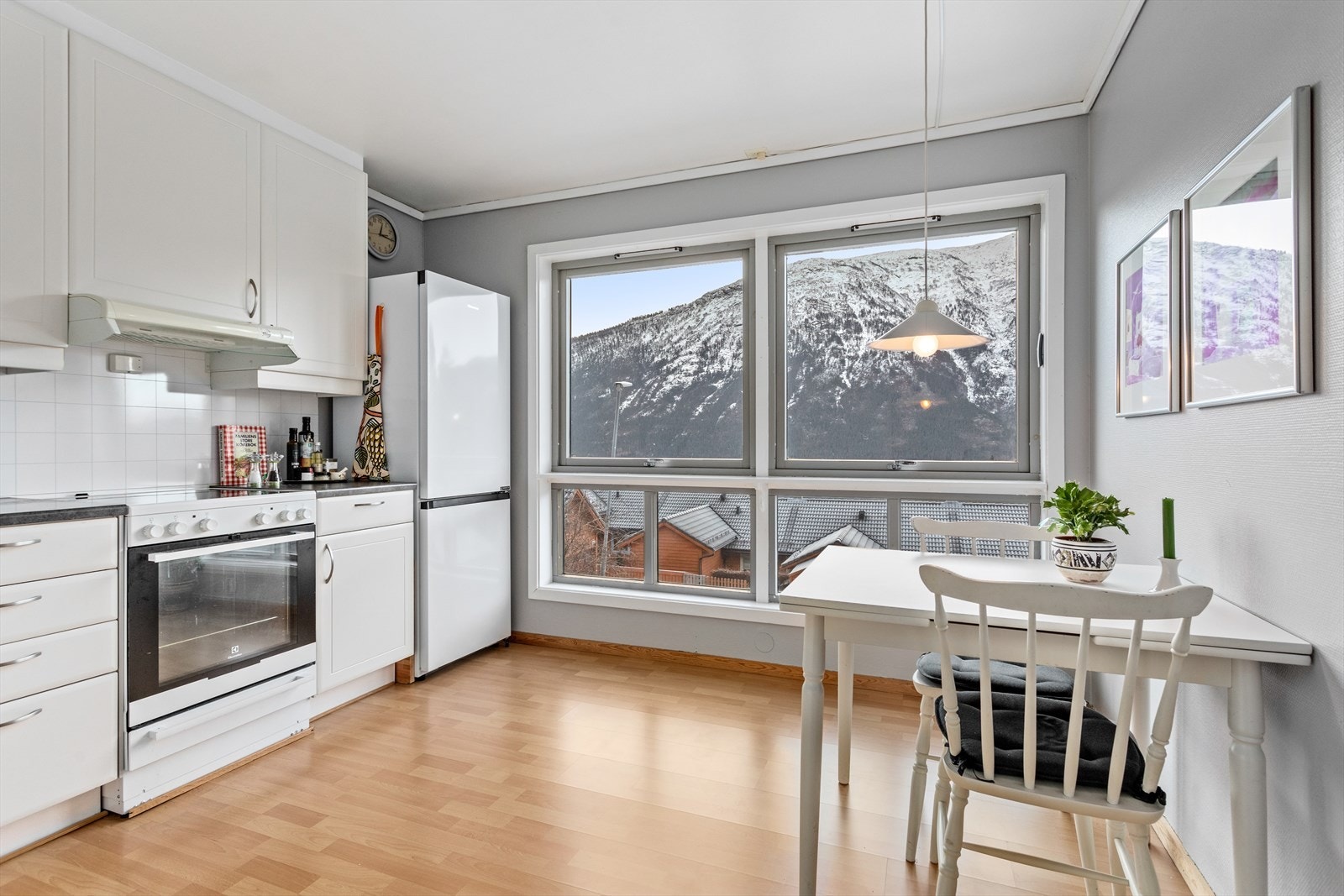 Frontar, benkeplate og sprutplate på vegg mellom overskåp og benkeplate er skifta i ettertid. Galleribilde