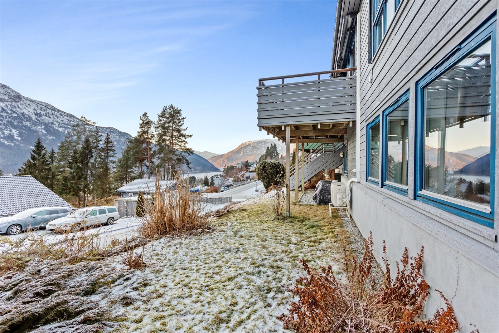 Bustaden disponerer ein fin hage på nedsida av huset. Galleribilde