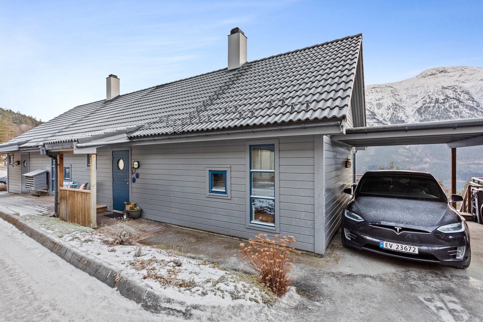 Overbygd og fint opparbeid inngangsparti med carport like ved. Det er lett, trappefri tilkomst frå carporten til huset. Galleribilde