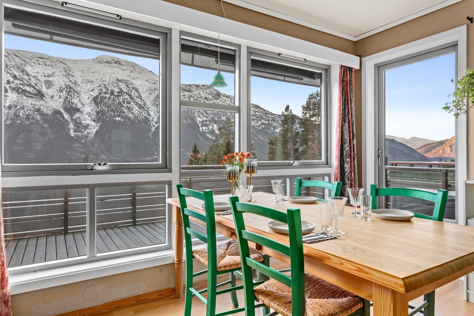 Frå stova er det også tilkomst ut til veranda med den same fine utsikta. Galleribilde