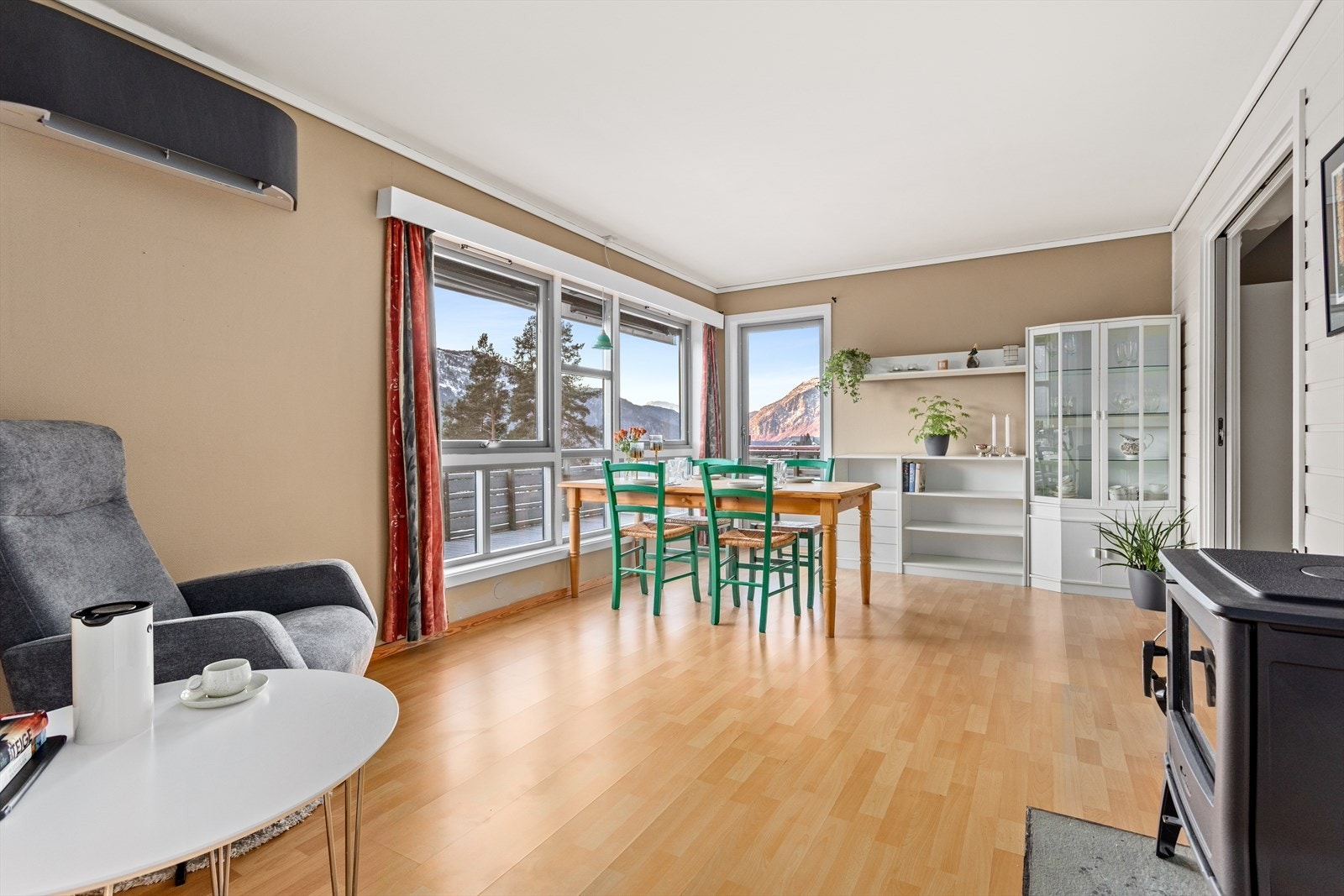 Bustaden har ei hyggeleg to-delt stove som lett kan innreiast med fleire sittegrupper. Galleribilde