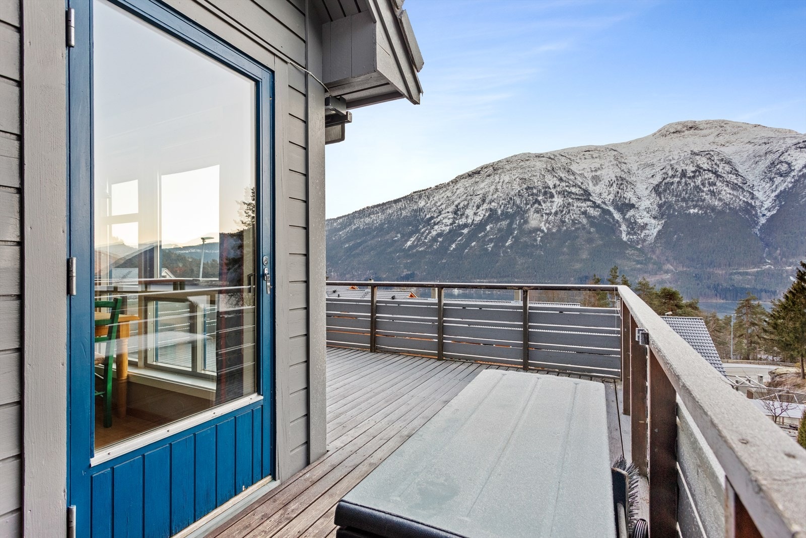 Verandaen har tilkomst frå både stove, carport og via trapp frå hagen. Galleribilde