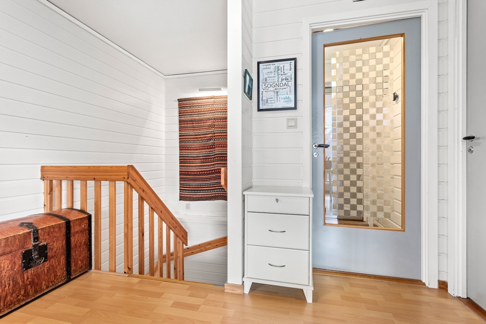 I gangarealet er det trapp opp ned til underetg. Galleribilde