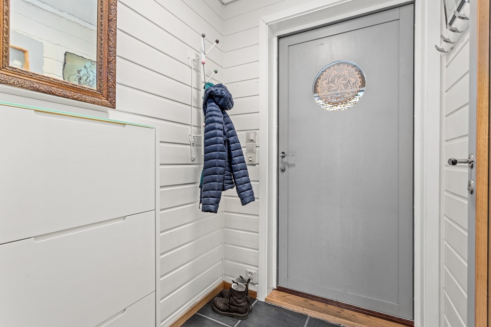 I vindfanget er det flis på golv, og ein har plass til oppheng av ytterklede. Galleribilde