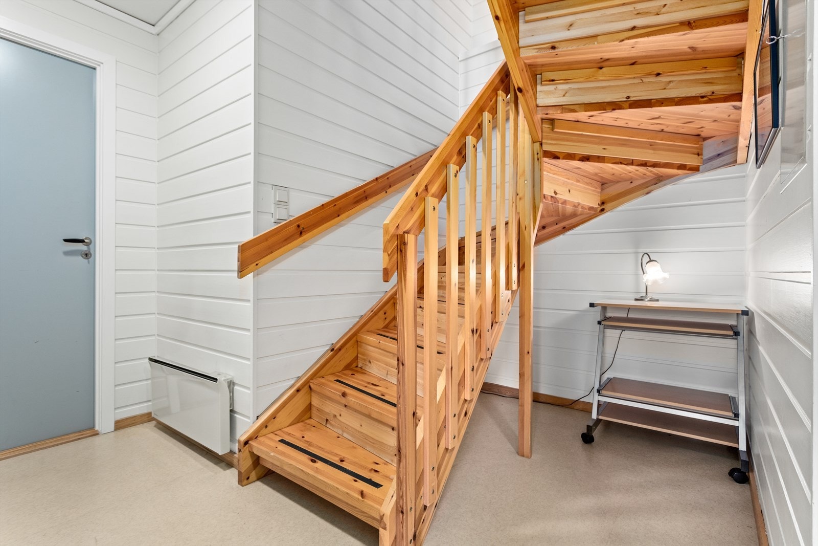 Lyst og triveleg gangareal i underetg. Galleribilde