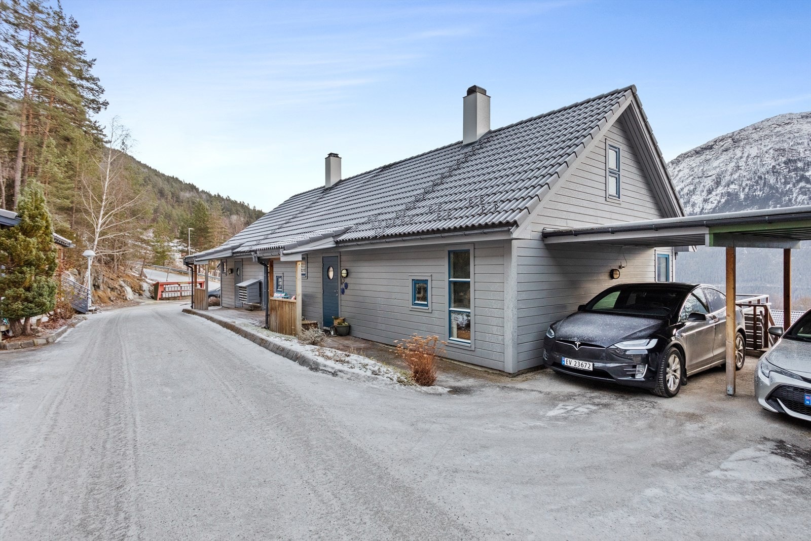 Bustaden er oppført i 1989 og er på 2 etasjar. Bustaden har også eit uinnreia loft, men det er lagt til rette for innreiing. Galleribilde