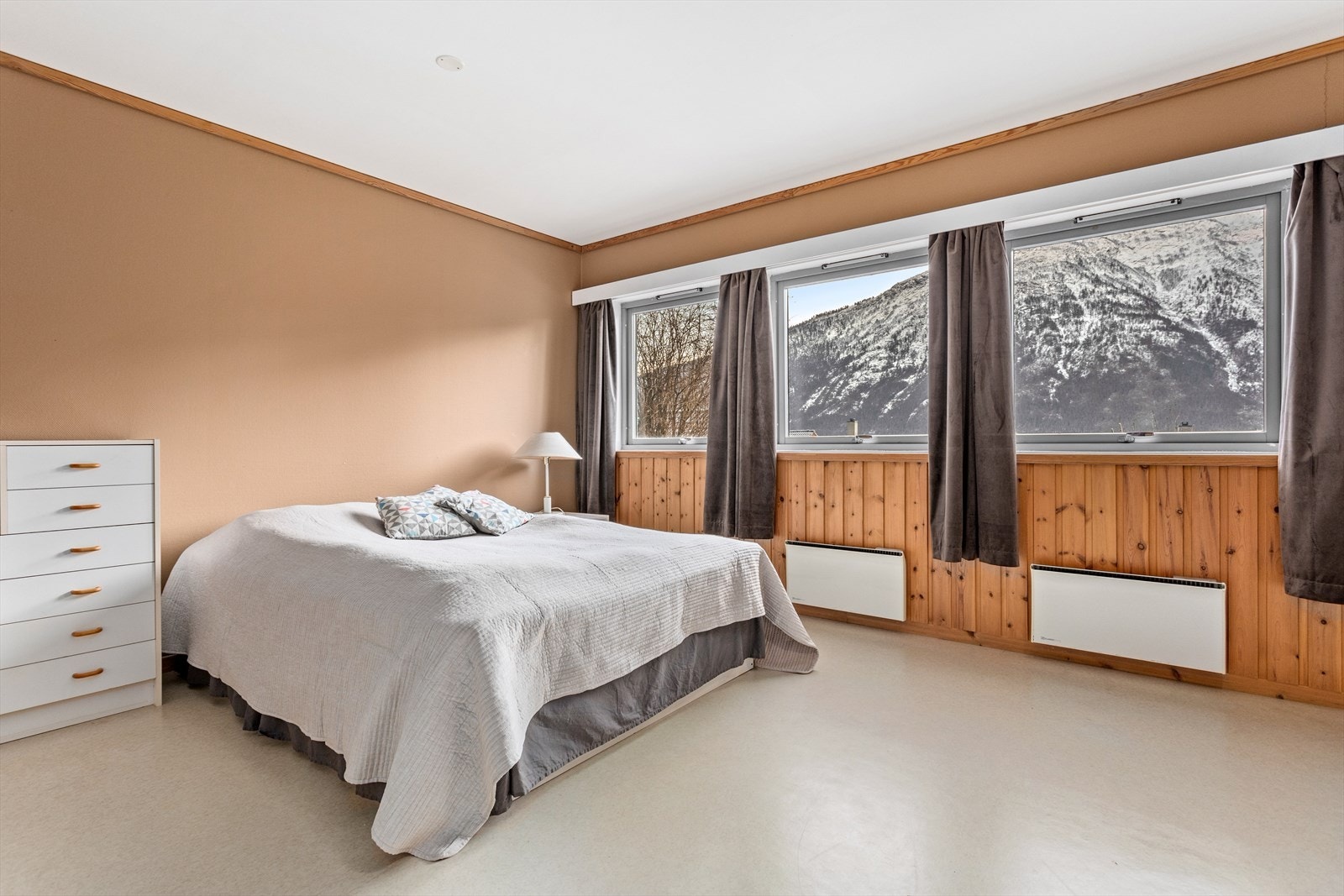 I underetg. ligg det 2 romslege soverom som har plass til dobbeltseng og ynskja garderobeløysing. Galleribilde