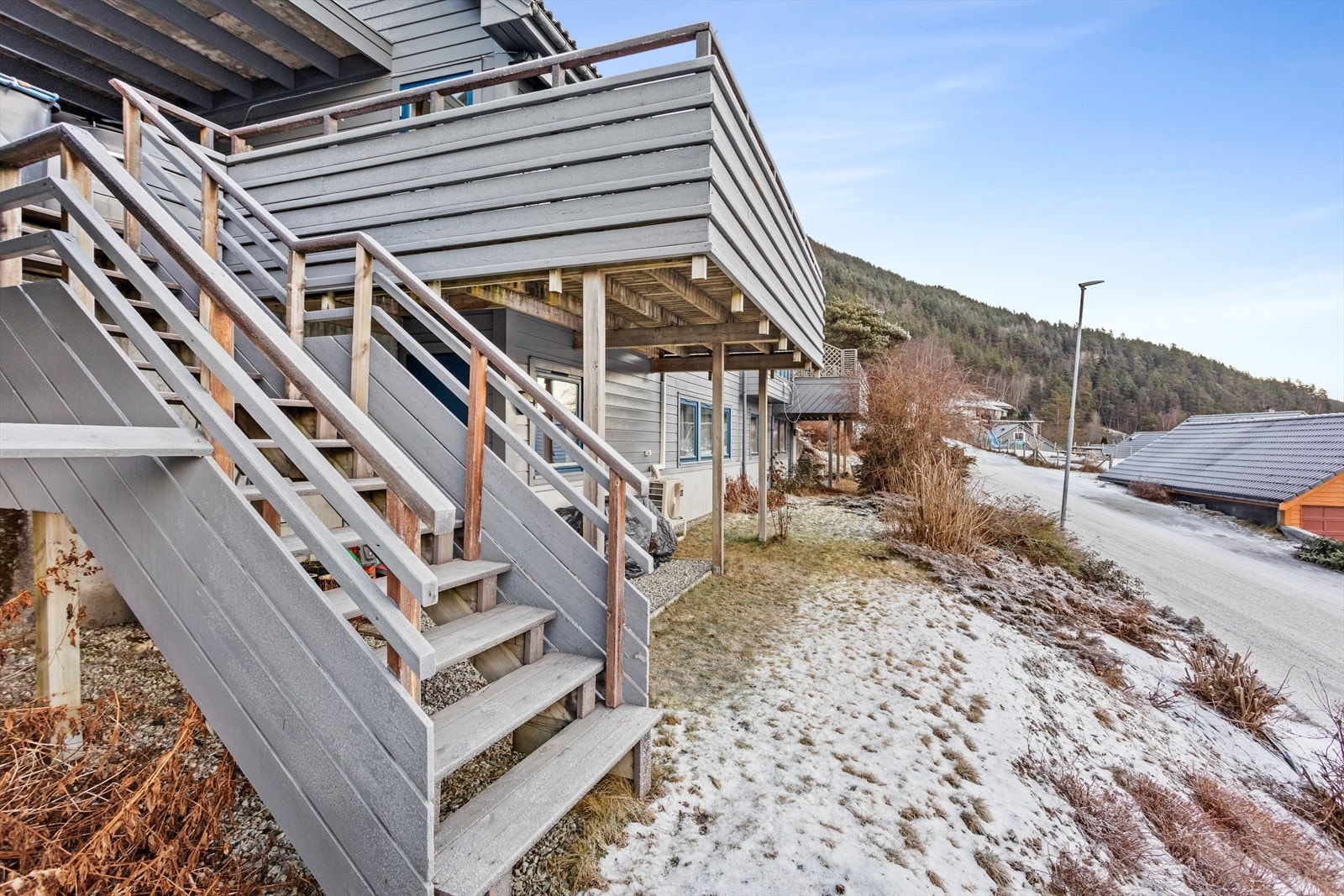 Frå hagen er det trapp opp til veranda og carport. Galleribilde