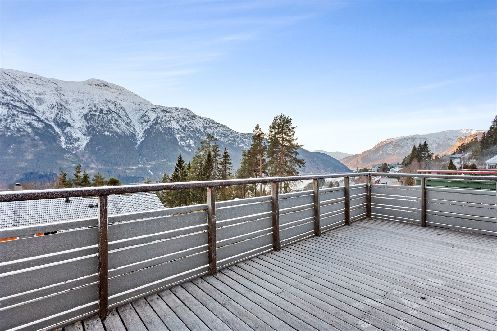 Her ute kan ein nyte gode solforhald samt den flotte utsikta. Verandaen har også markise. Galleribilde
