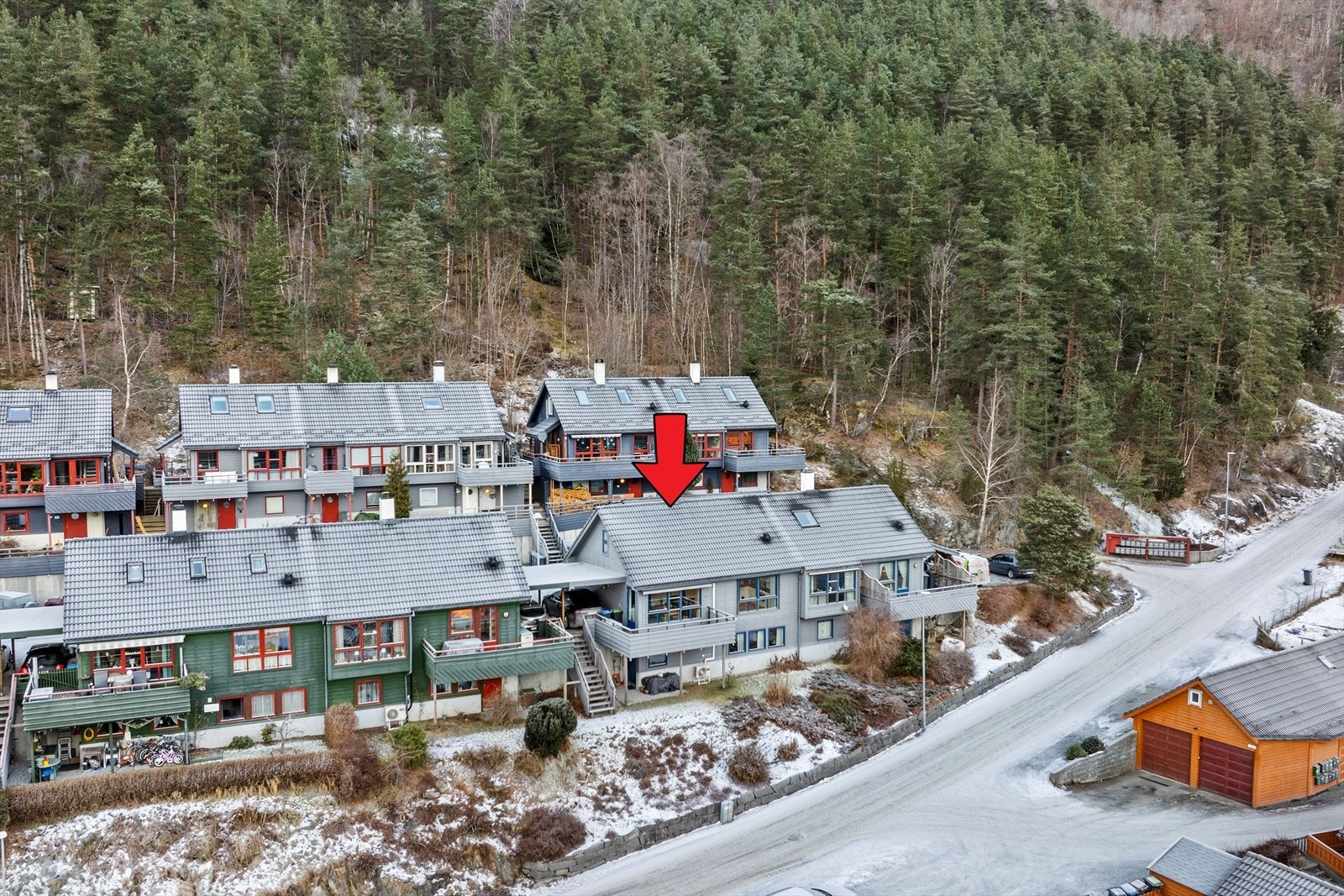 I tillegg til din eigen hage har burettslaget leikeplass med huske og sandkasse. Det er planta frukttre og bærbusker på fellesområdet. Galleribilde