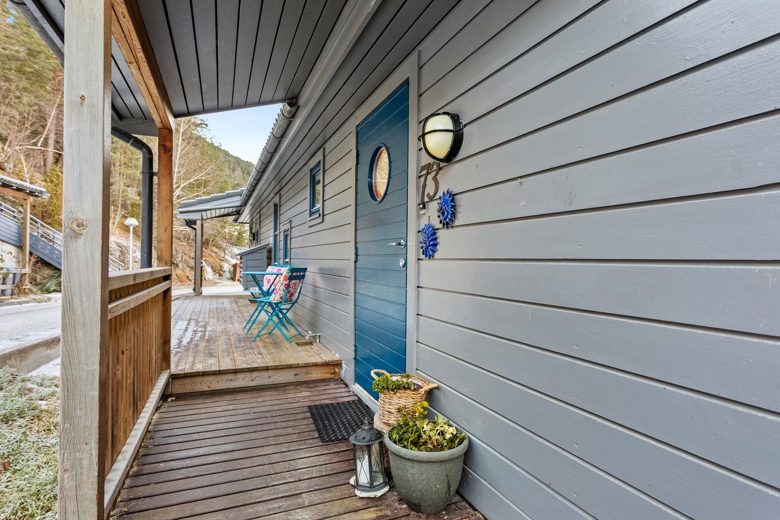 Bustaden har fint opparbeidd inngangsparti på bakkeplan med overbygg og treplatting som har plass til sittegruppe. Galleribilde