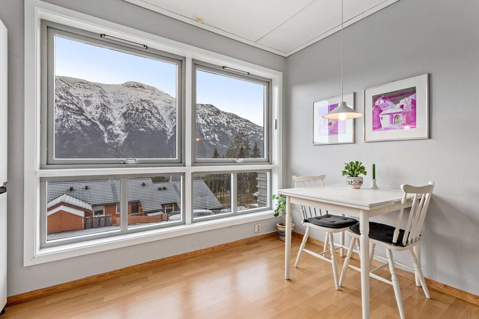 På kjøkkenet har ein plass til etegruppe med flott utsikt mot Eidsfjorden. Galleribilde