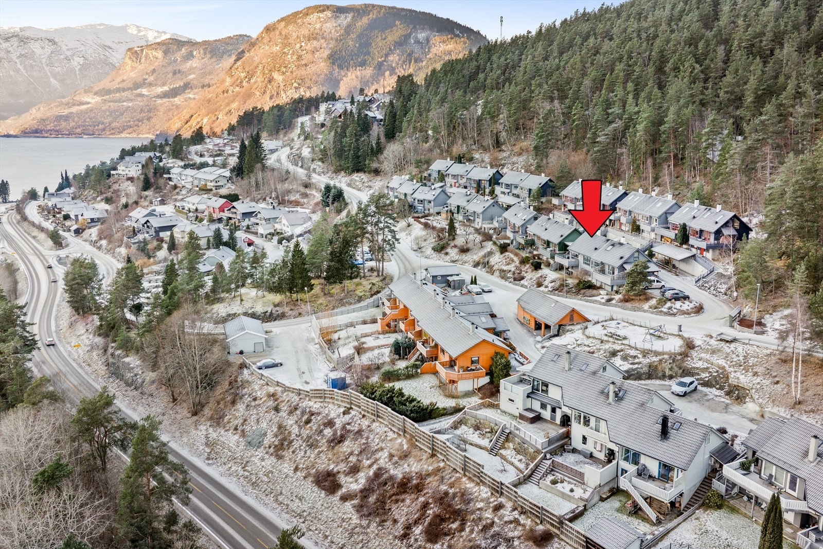 Burettslaget er veldrive med godt vedlikehald av fellesareal. Det er ingen gjennomgangstrafikk i tillegg til at du er godt tilbaketrekt frå hovudvegen mellom Sogndal og Kaupanger. Galleribilde