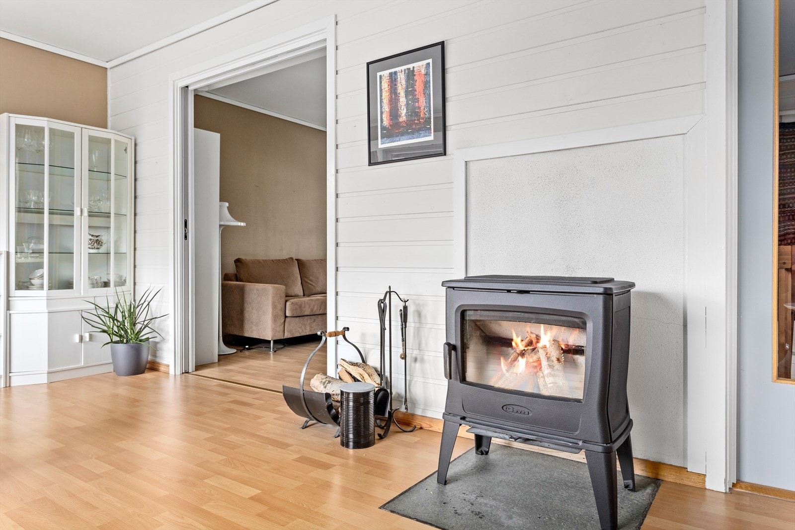 Som ekstra oppvarmingskjelde er det montert både vedomn og varmepumpe. Galleribilde