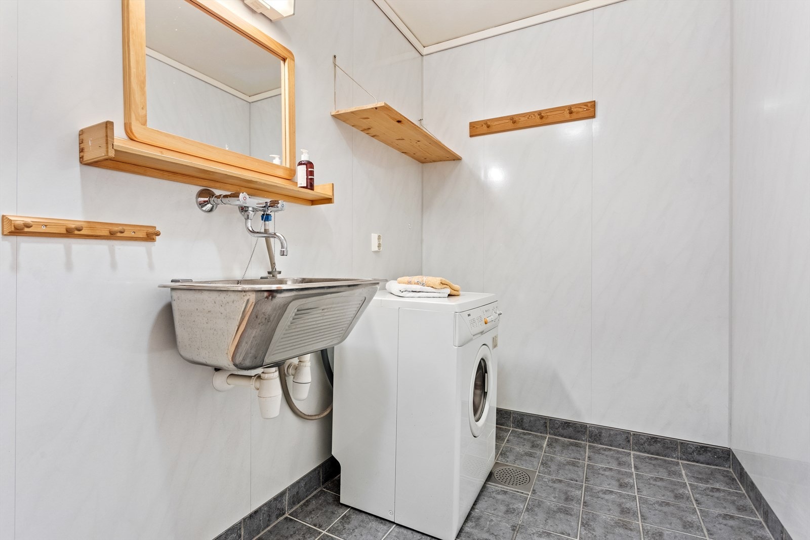 Vaskerom er av god storleik og er utført med flis på golv, baderomsplater på vegg og kvit himling. Galleribilde