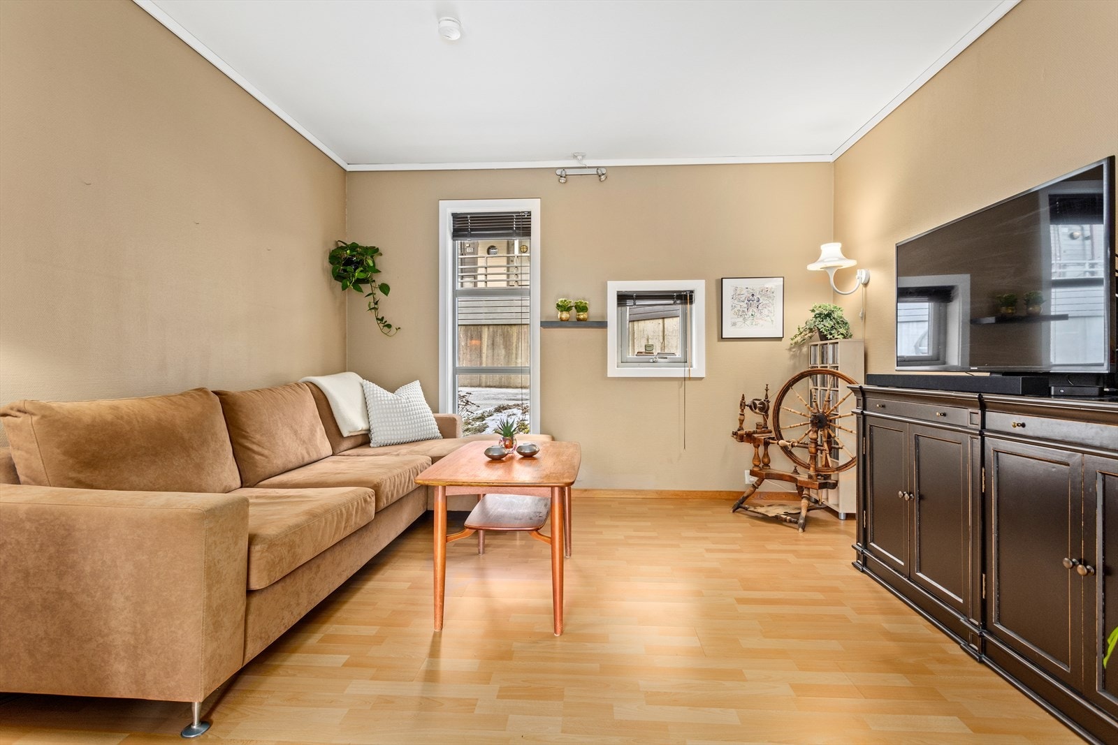 Denne delen av stova kan f.eks brukast som avskilt tv-stove. Galleribilde