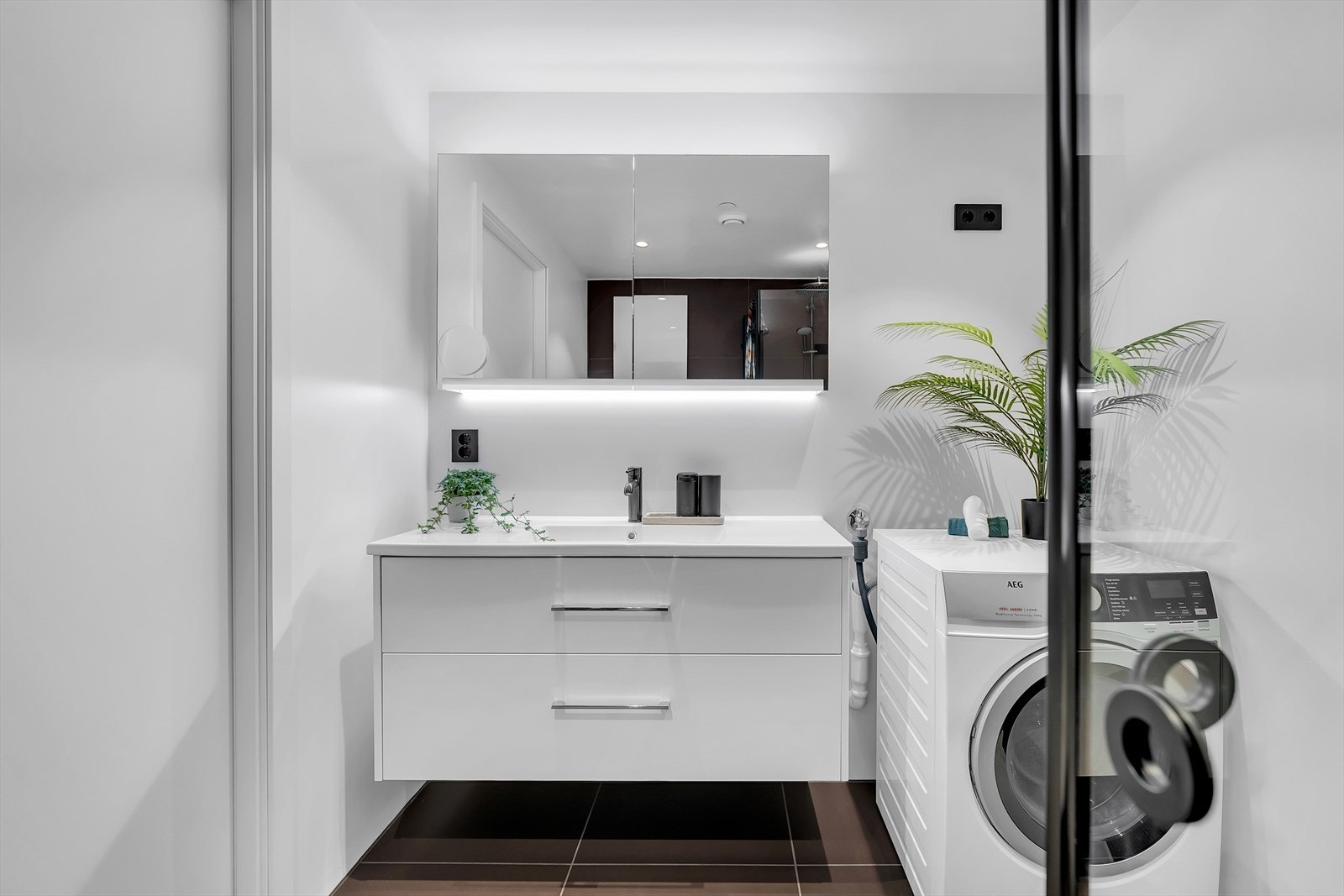 Badet har god oppbevaringsplass i speilskap og servantinnredning, samt opplegg for vaskemaskin. Galleribilde